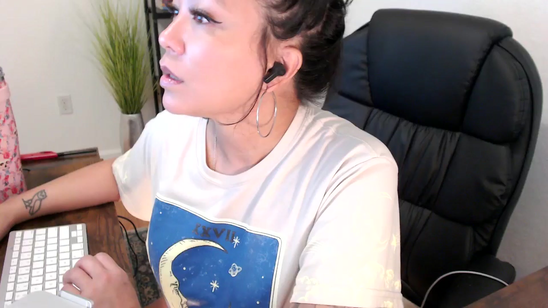 Gallery image thumbnail from MickaylaMinx's myfreecams stream on, 12/24/2024, 17:48 image 14 of 20