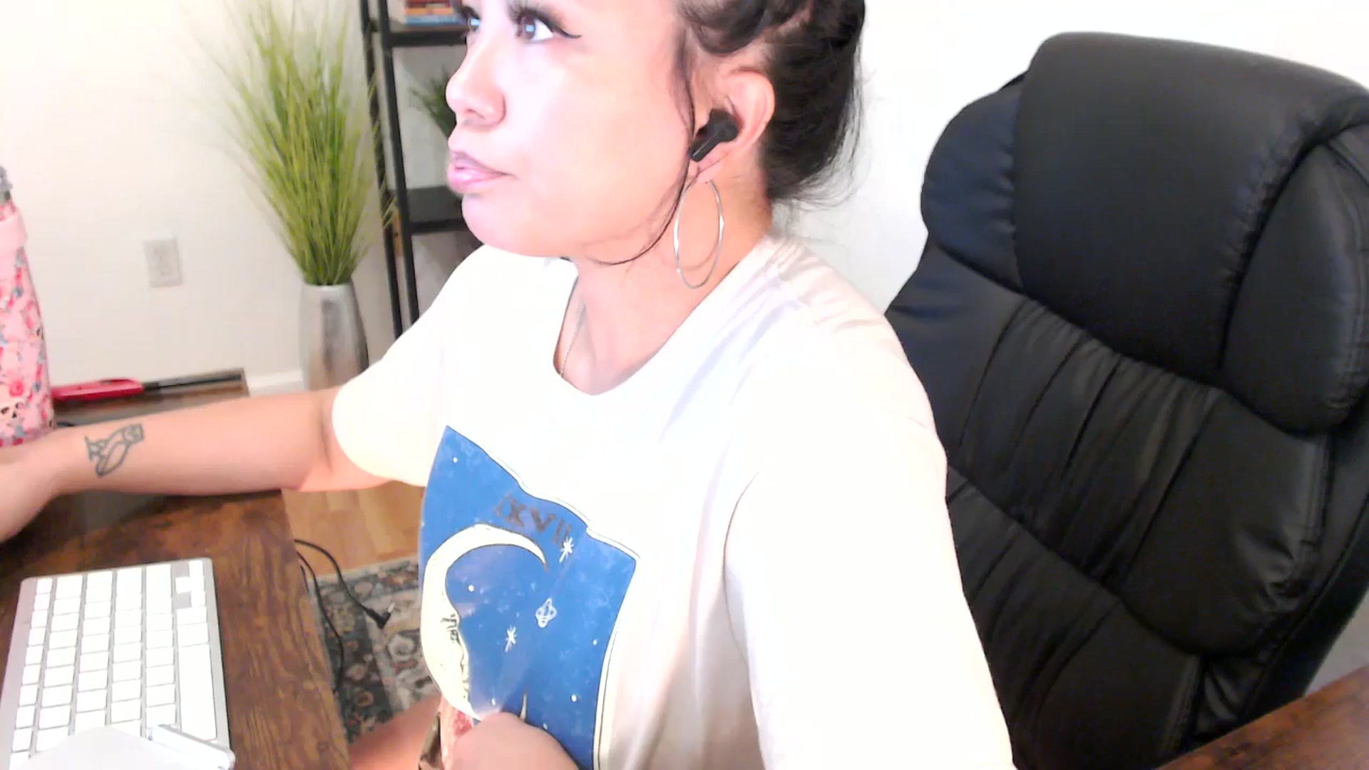 Gallery image thumbnail from MickaylaMinx's myfreecams stream on, 12/24/2024, 17:48 image 11 of 20