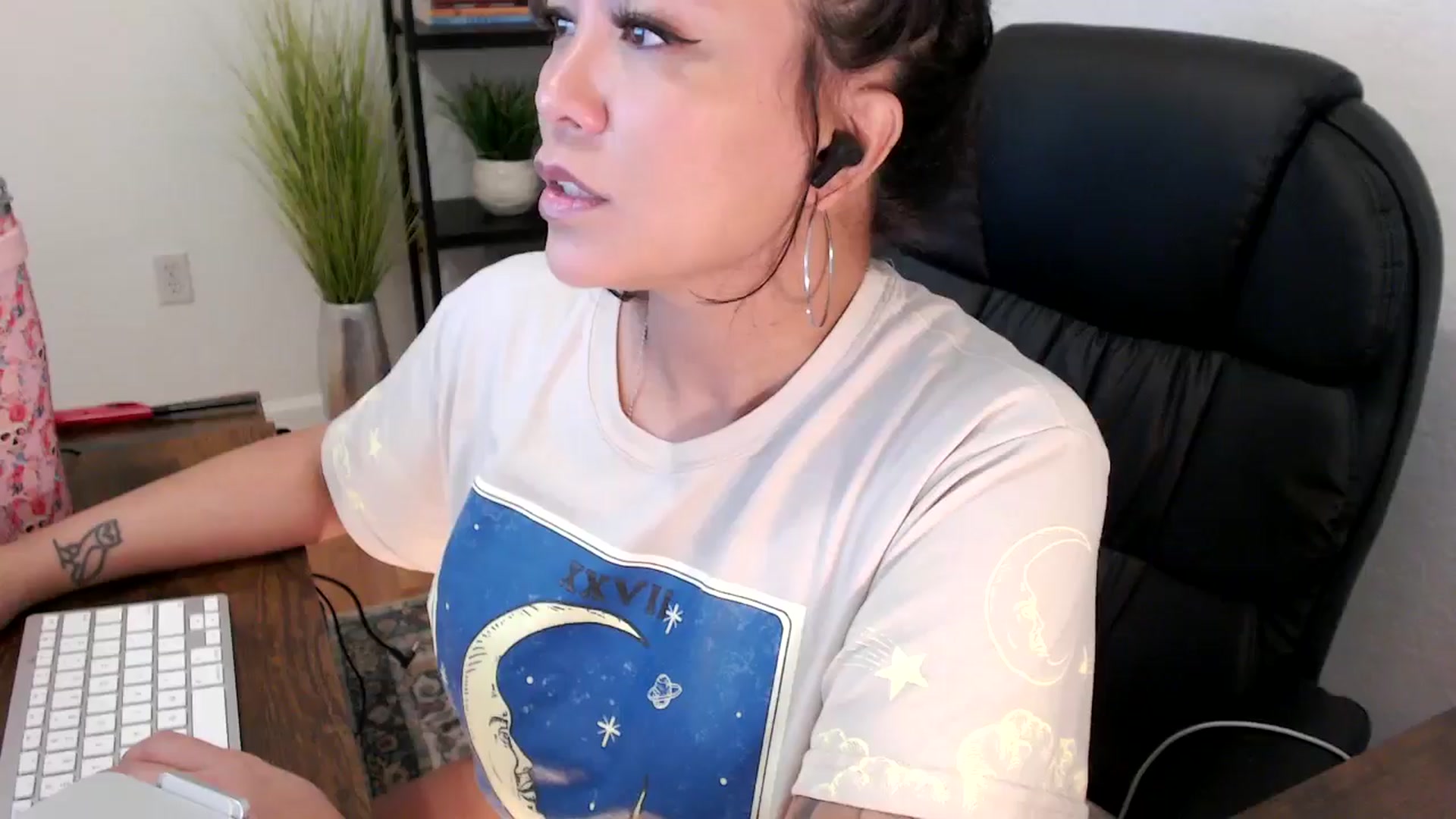 Gallery image thumbnail from MickaylaMinx's myfreecams stream on, 12/24/2024, 17:48 image 13 of 20