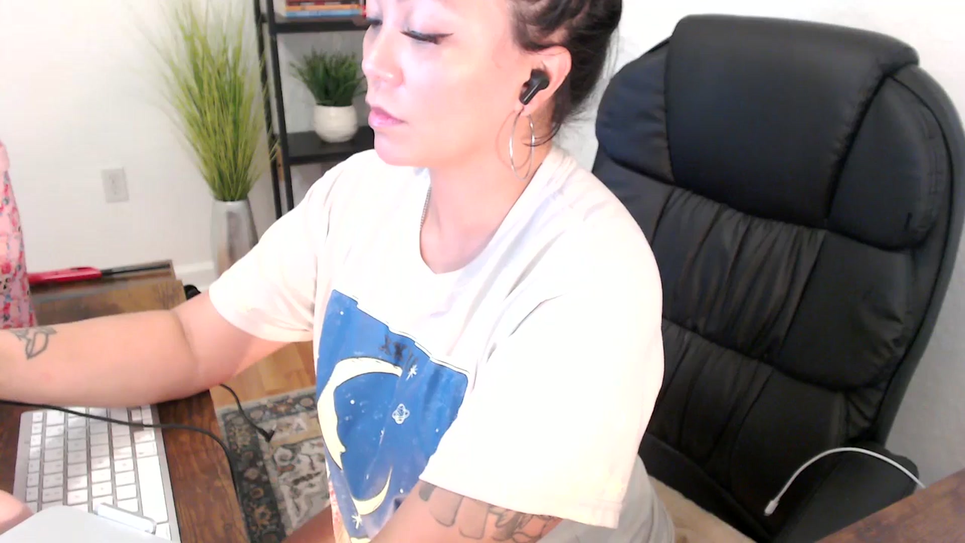 Gallery image thumbnail from MickaylaMinx's myfreecams stream on, 12/24/2024, 18:57 image 12 of 20