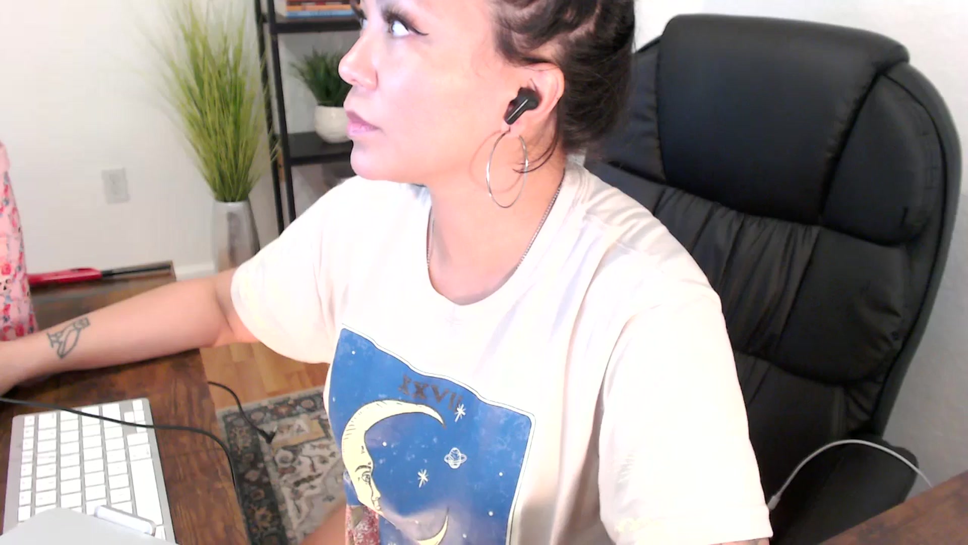 Gallery image thumbnail from MickaylaMinx's myfreecams stream on, 12/24/2024, 18:57 image 13 of 20