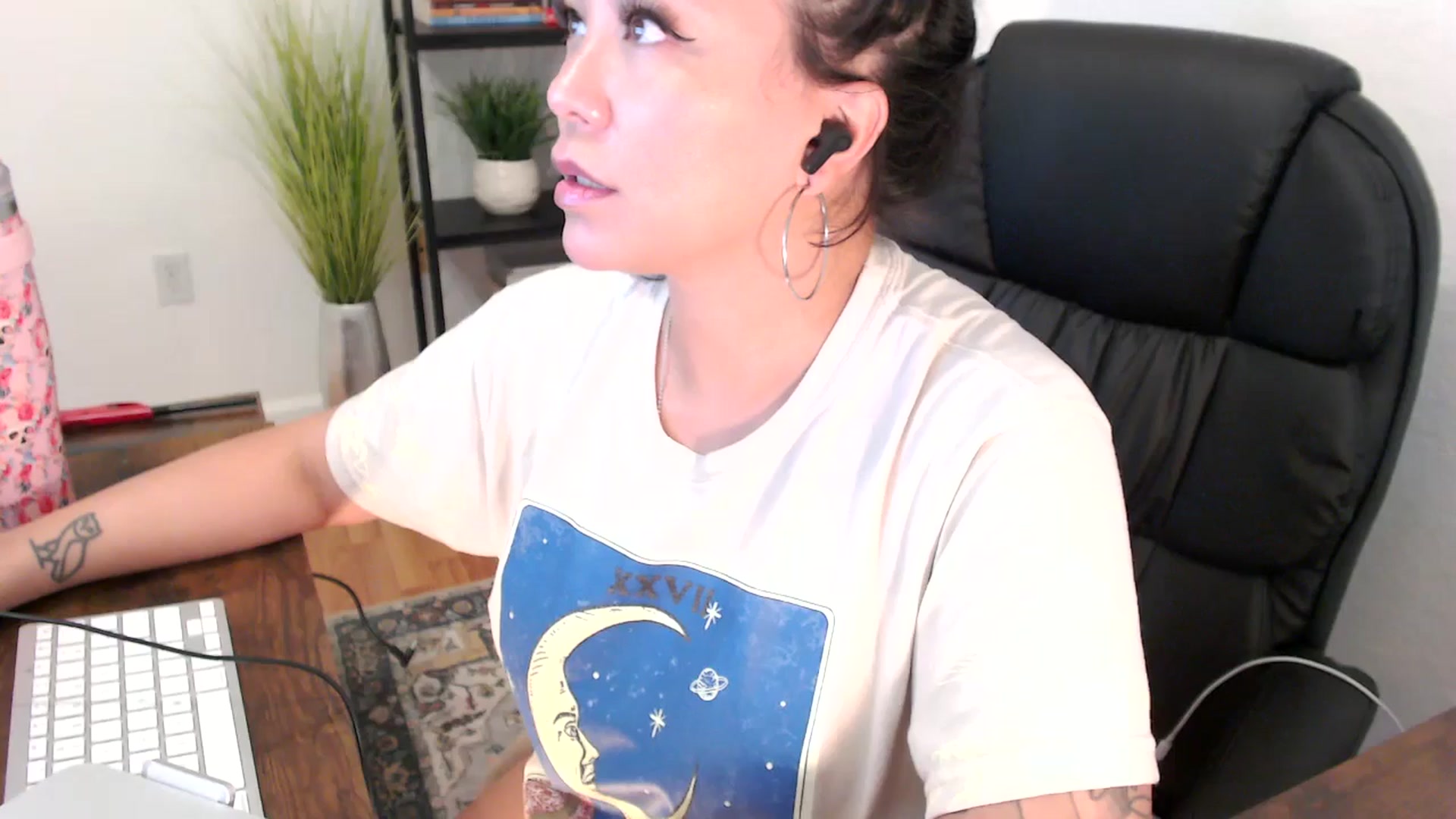 Gallery image thumbnail from MickaylaMinx's myfreecams stream on, 12/24/2024, 18:57 image 14 of 20