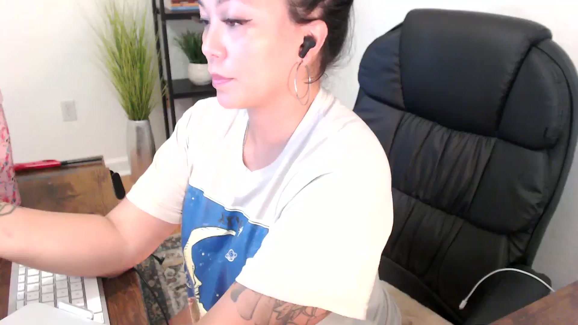 Gallery image thumbnail from MickaylaMinx's myfreecams stream on, 12/24/2024, 18:57 image 8 of 20