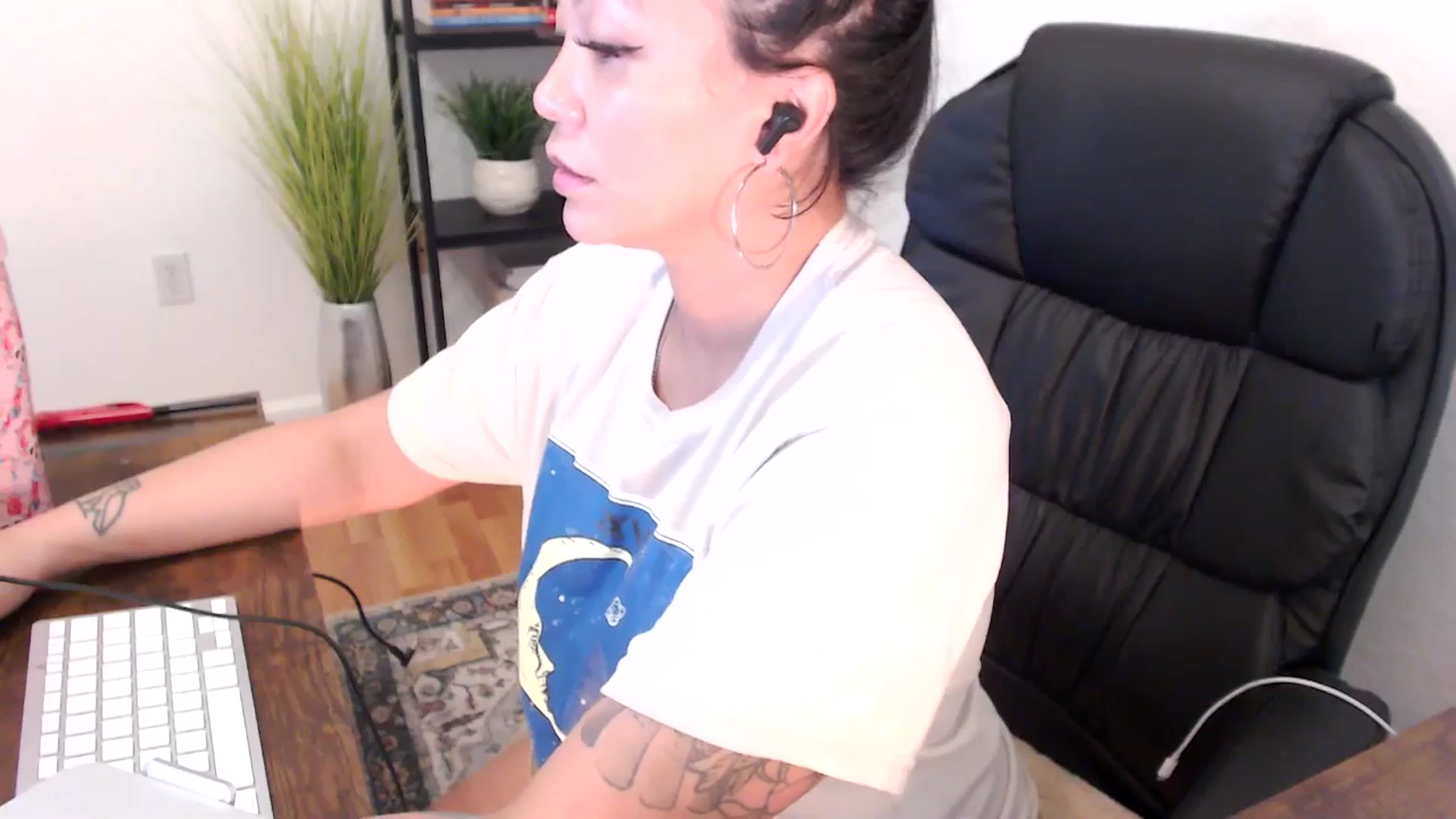 Gallery image thumbnail from MickaylaMinx's myfreecams stream on, 12/24/2024, 18:57 image 9 of 20