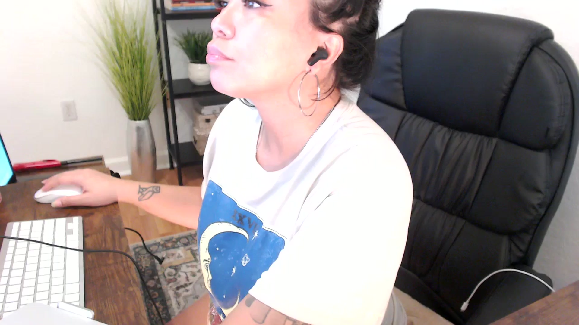 Gallery image thumbnail from MickaylaMinx's myfreecams stream on, 12/24/2024, 18:57 image 4 of 20