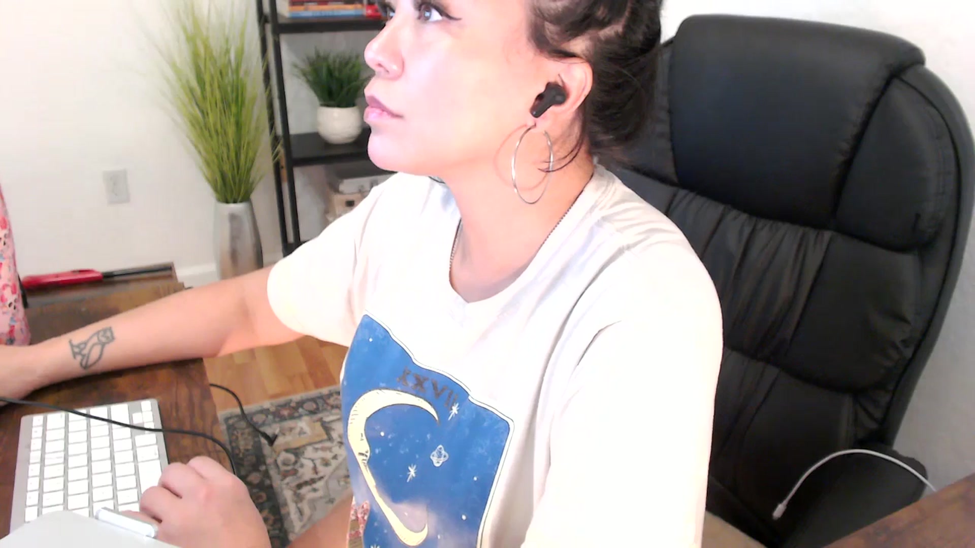 Gallery image thumbnail from MickaylaMinx's myfreecams stream on, 12/24/2024, 18:57 image 11 of 20