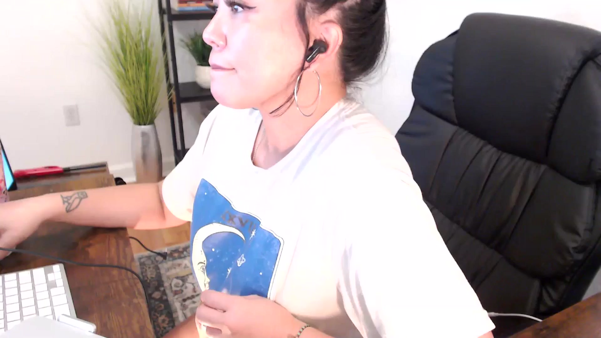 Gallery image thumbnail from MickaylaMinx's myfreecams stream on, 12/24/2024, 20:03 image 6 of 20
