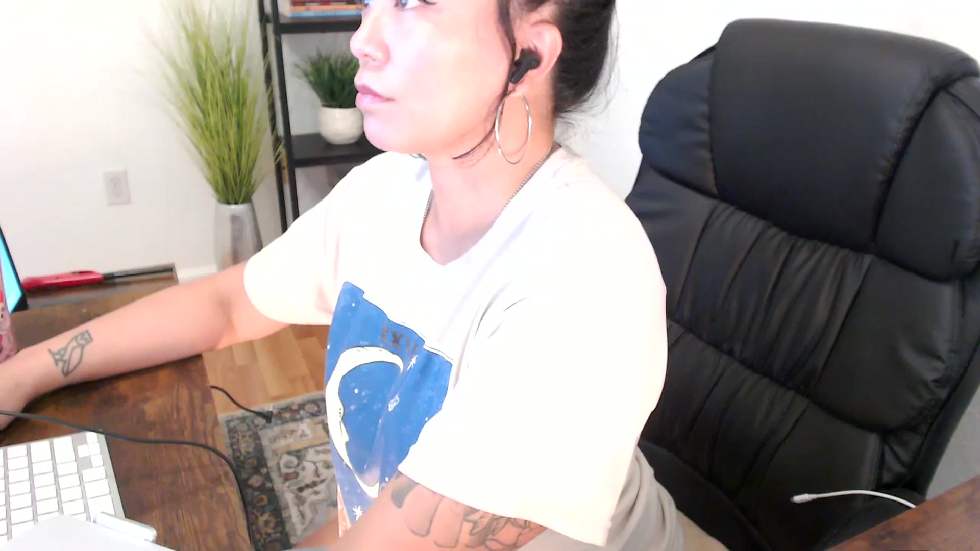 Gallery image thumbnail from MickaylaMinx's myfreecams stream on, 12/24/2024, 20:03 image 2 of 20