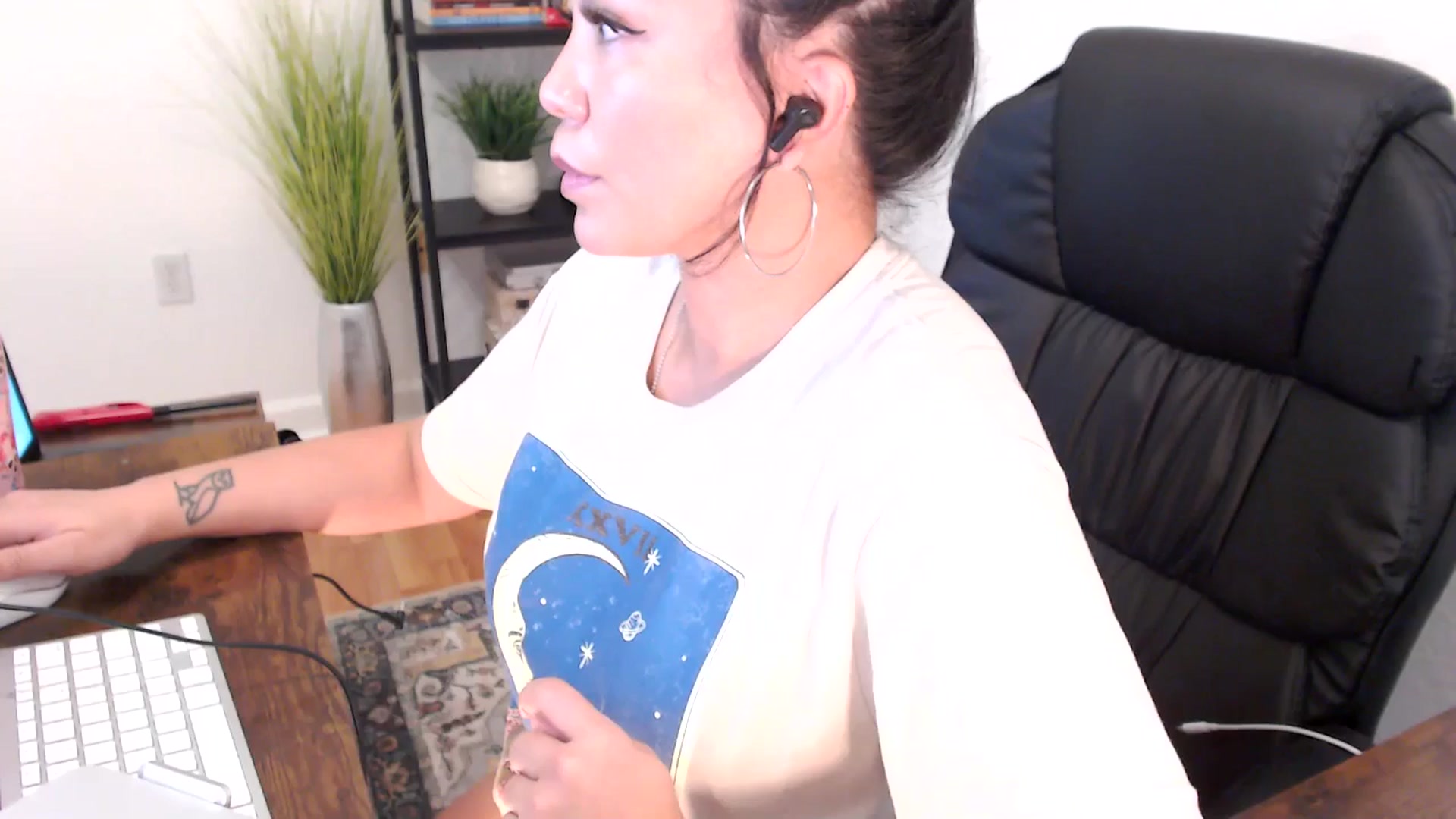 Gallery image thumbnail from MickaylaMinx's myfreecams stream on, 12/24/2024, 20:03 image 9 of 20