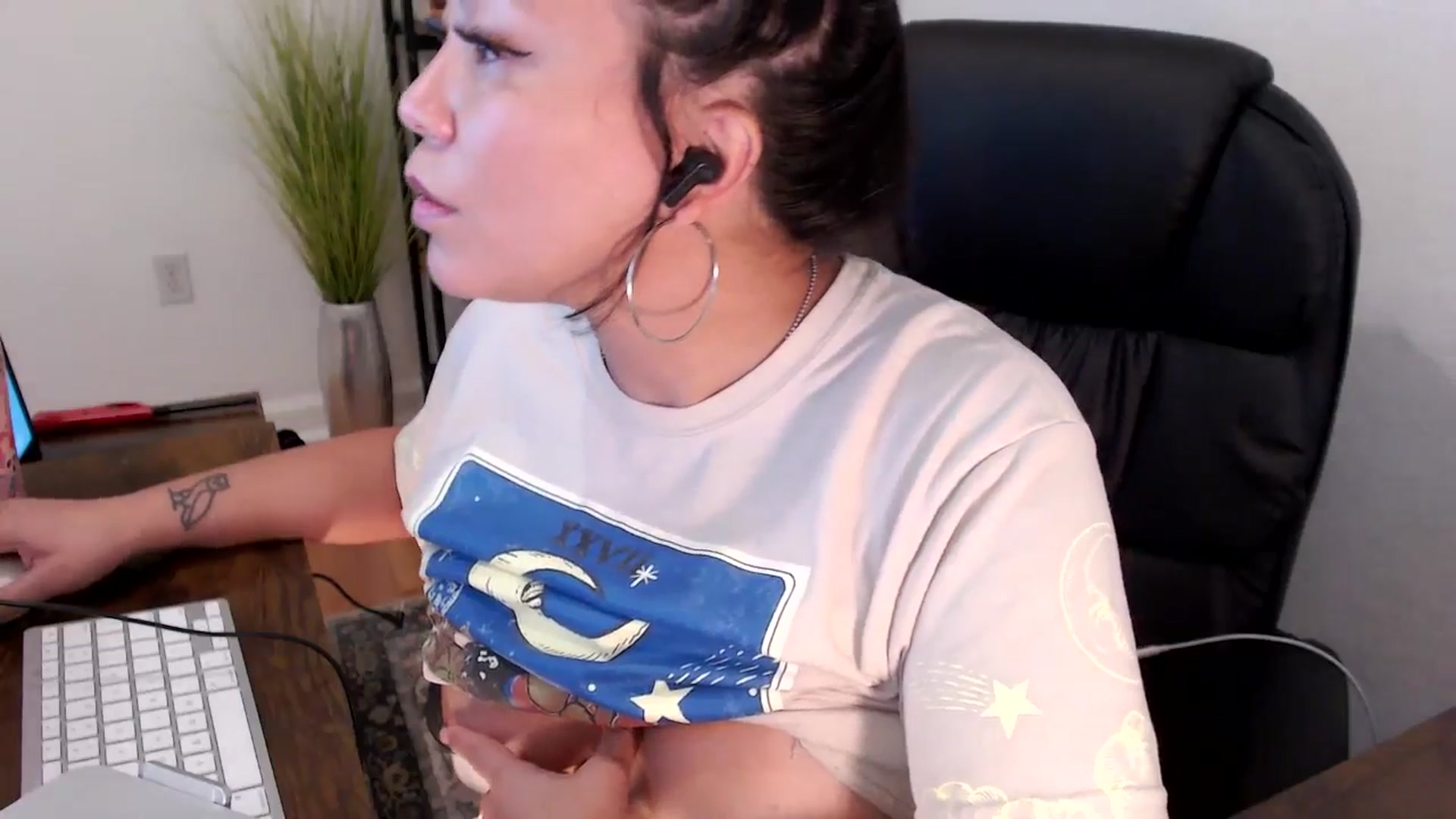 Gallery image thumbnail from MickaylaMinx's myfreecams stream on, 12/24/2024, 20:03 image 11 of 20