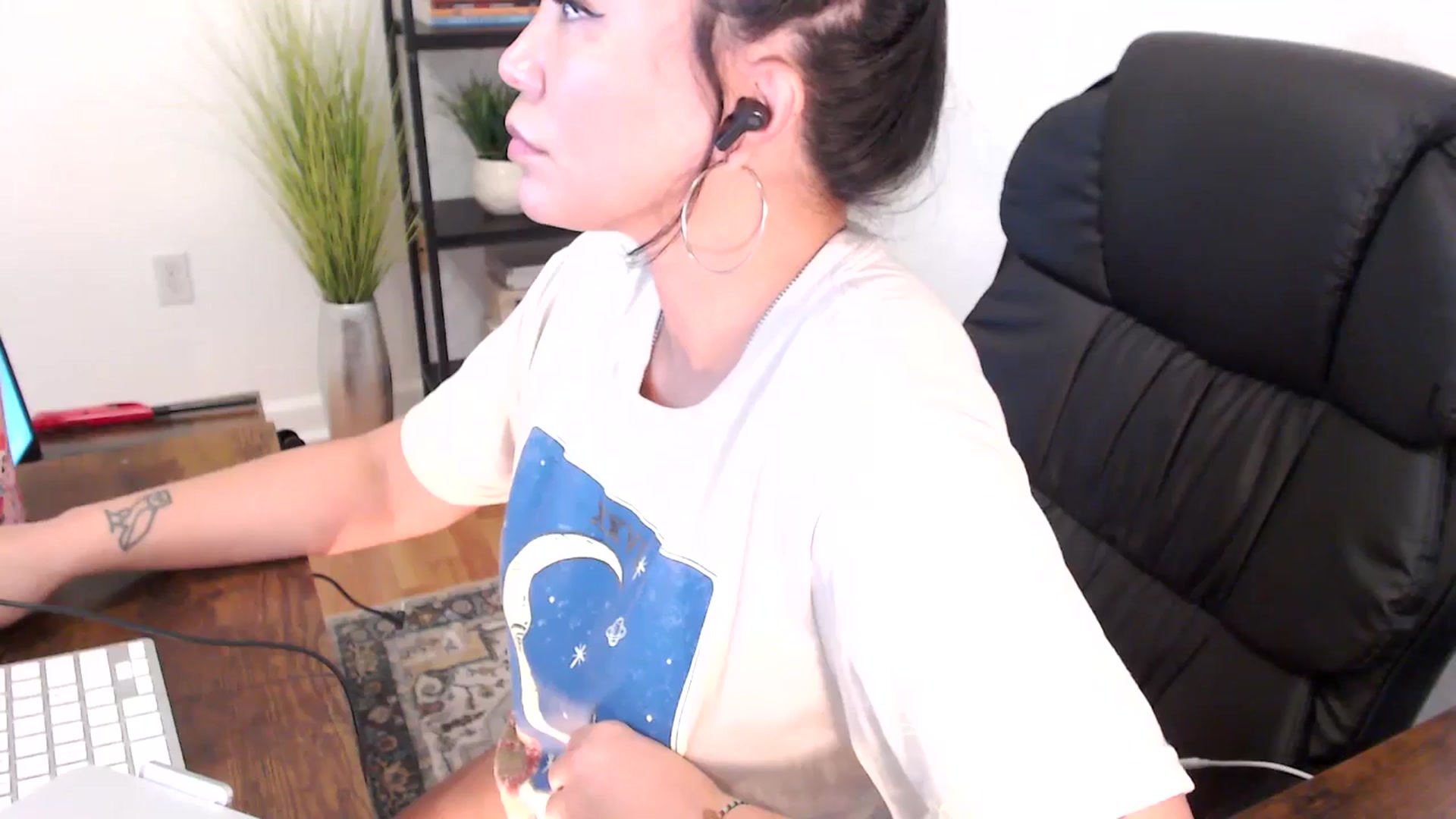 Gallery image thumbnail from MickaylaMinx's myfreecams stream on, 12/24/2024, 20:03 image 5 of 20