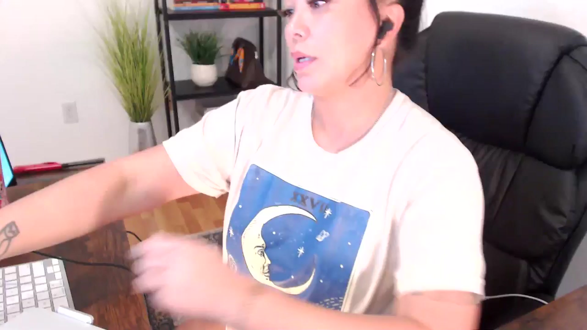 Gallery image thumbnail from MickaylaMinx's myfreecams stream on, 12/24/2024, 20:03 image 1 of 20