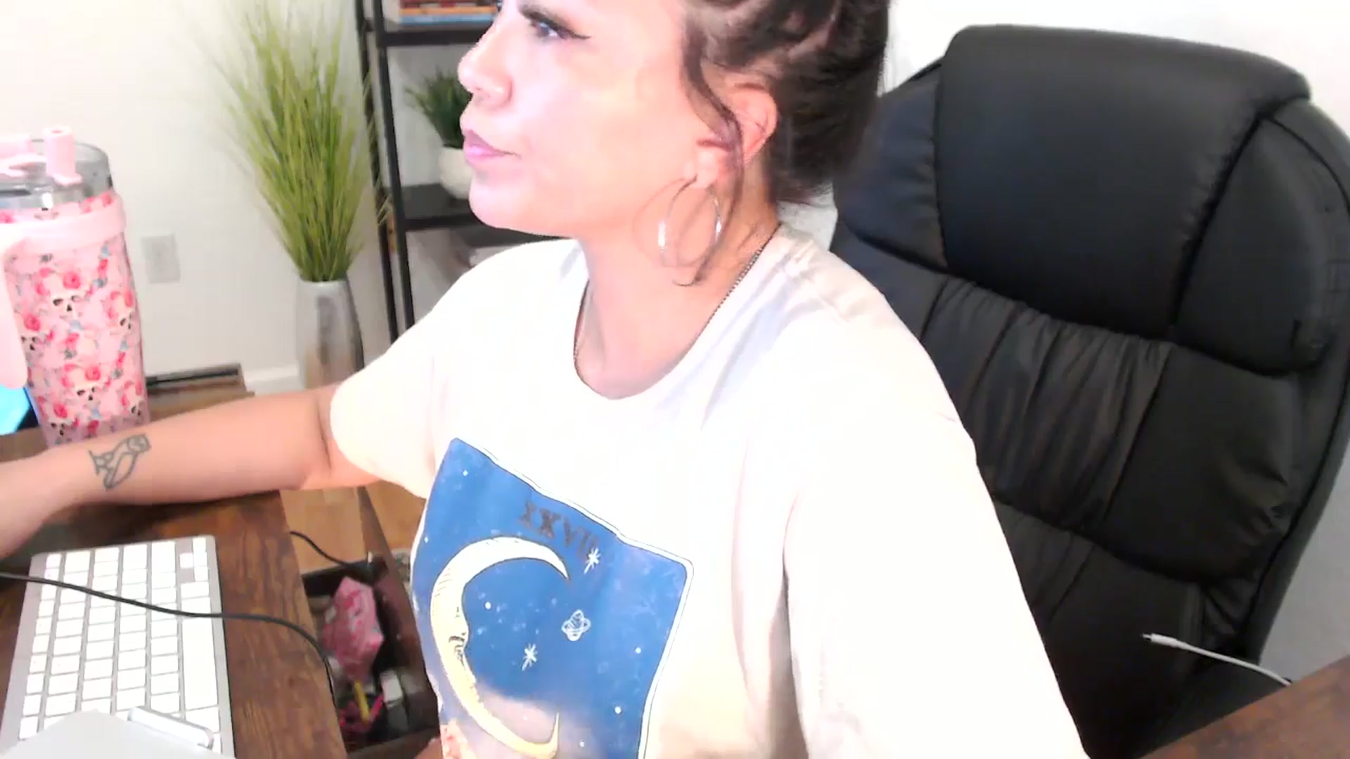 Gallery image thumbnail from MickaylaMinx's myfreecams stream on, 12/24/2024, 20:33 image 18 of 20