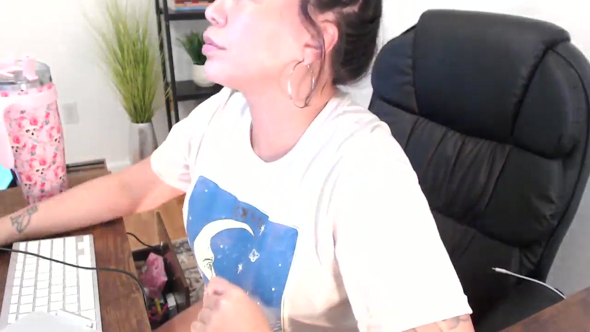 Gallery image thumbnail from MickaylaMinx's myfreecams stream on, 12/24/2024, 20:33 image 12 of 20
