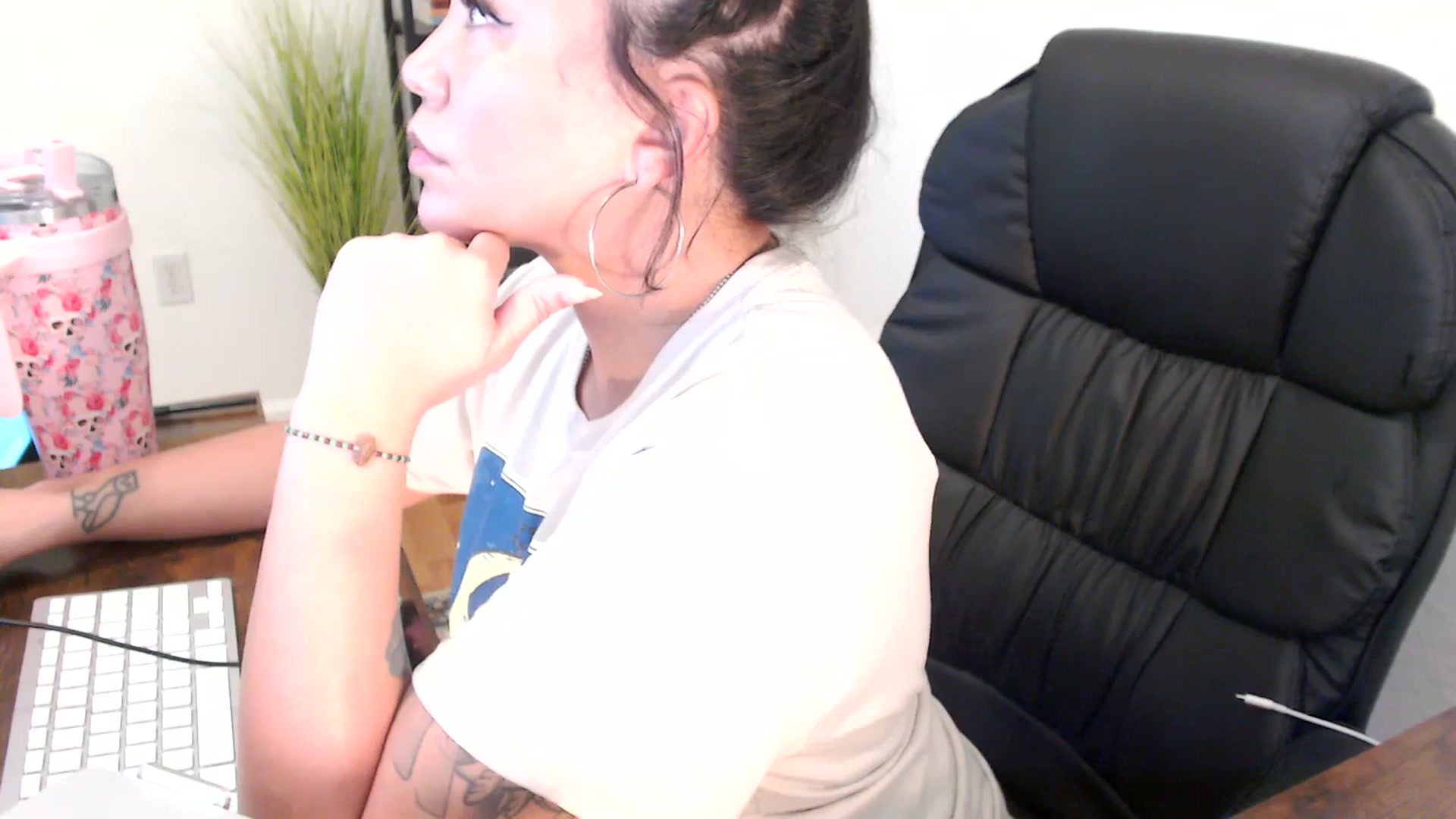 Gallery image thumbnail from MickaylaMinx's myfreecams stream on, 12/24/2024, 20:33 image 20 of 20