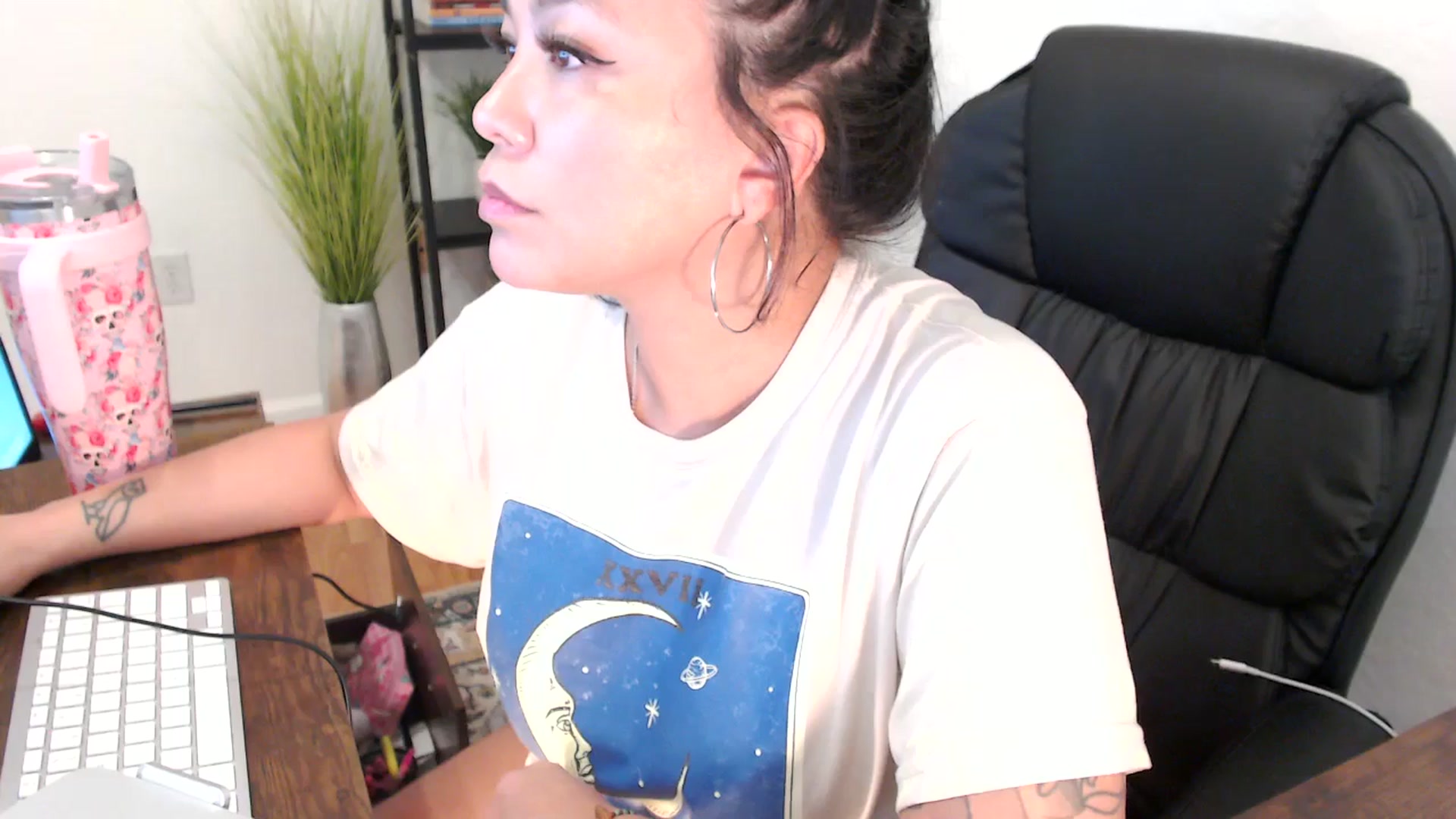 Gallery image thumbnail from MickaylaMinx's myfreecams stream on, 12/24/2024, 20:33 image 6 of 20