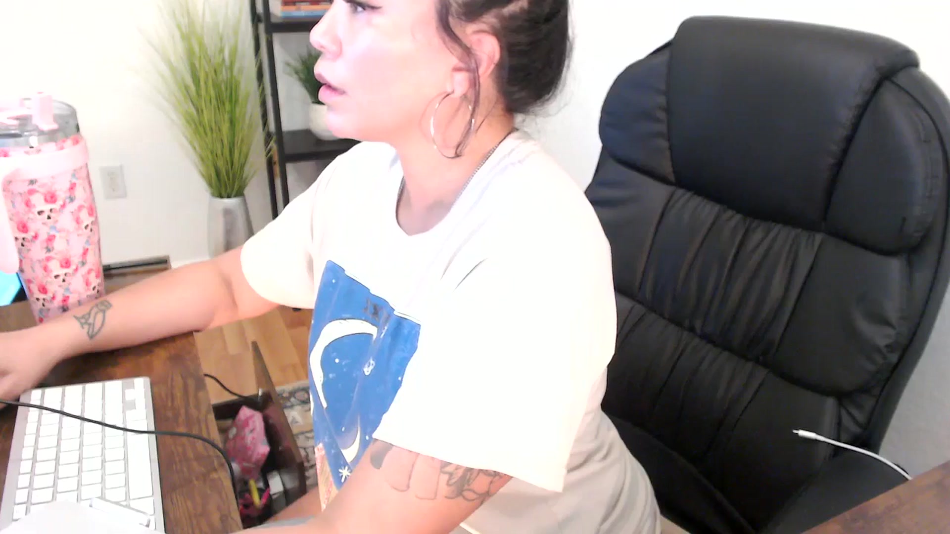 Gallery image thumbnail from MickaylaMinx's myfreecams stream on, 12/24/2024, 20:33 image 16 of 20