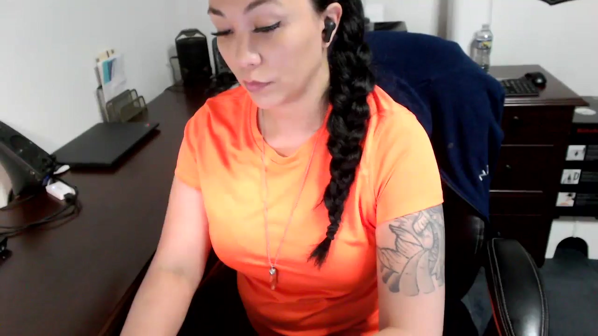 Gallery image thumbnail from MickaylaMoon's myfreecams stream on, 05/06/2024, 19:22 image 8 of 20