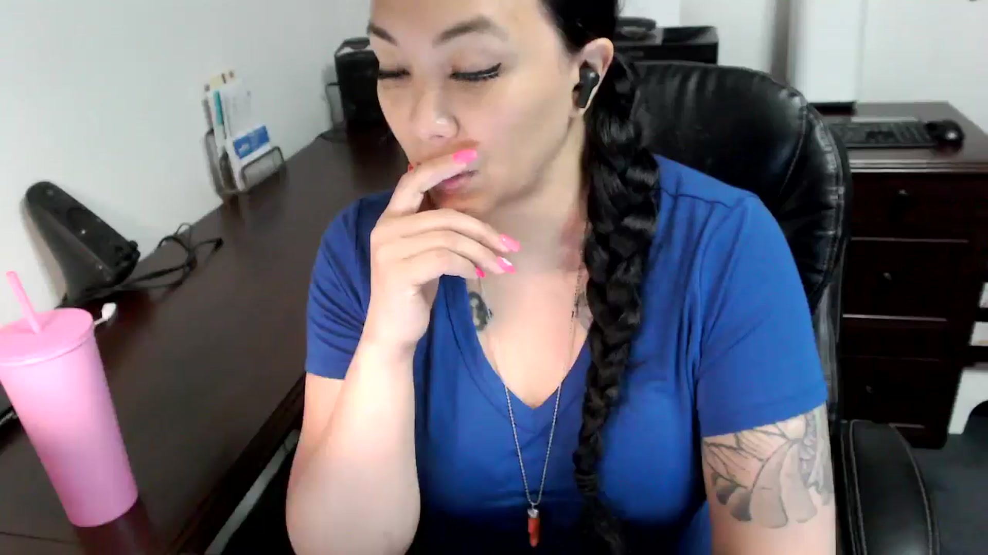 Gallery image thumbnail from MickaylaMoon's myfreecams stream on, 05/07/2024, 20:51 image 4 of 20