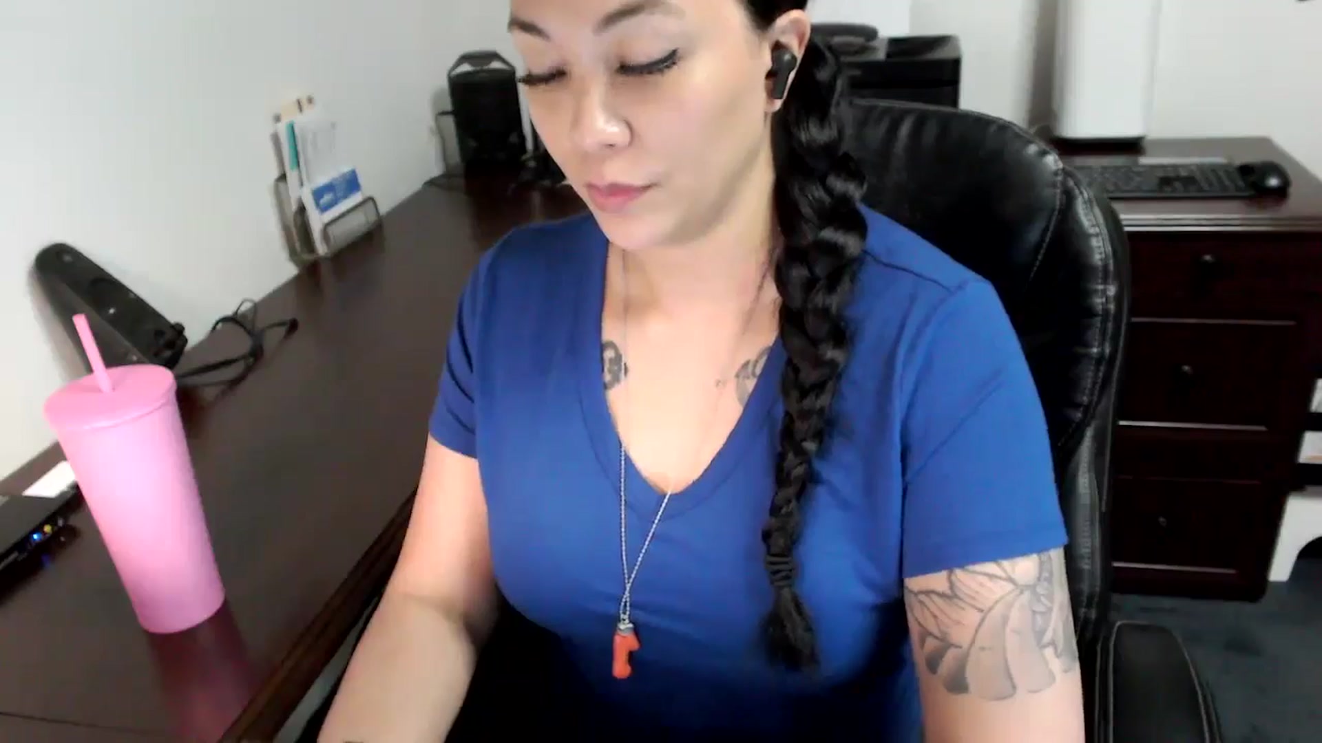 Gallery image thumbnail from MickaylaMoon's myfreecams stream on, 05/07/2024, 20:51 image 5 of 20