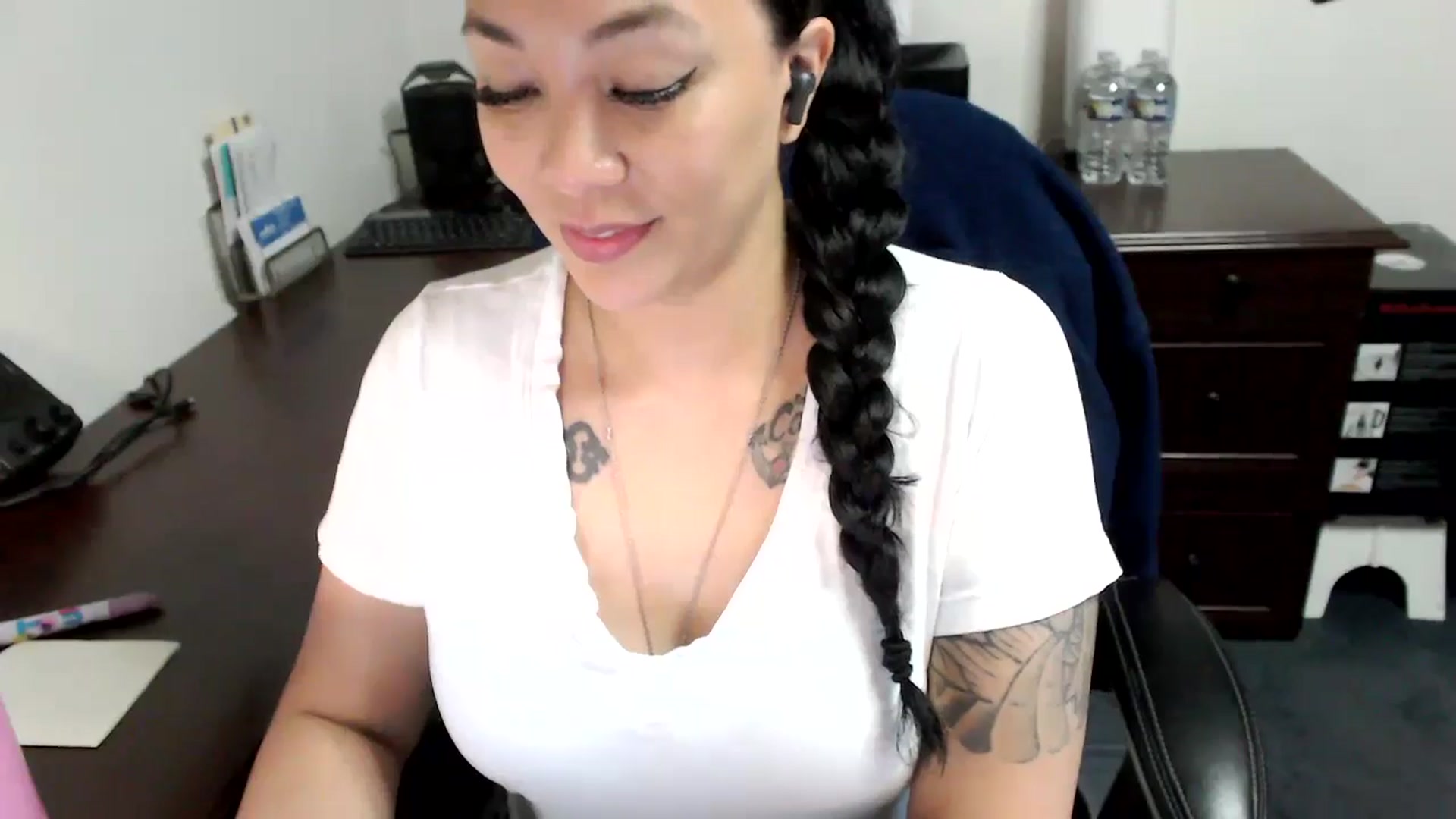 Gallery image thumbnail from MickaylaMoon's myfreecams stream on, 05/08/2024, 15:01 image 13 of 20