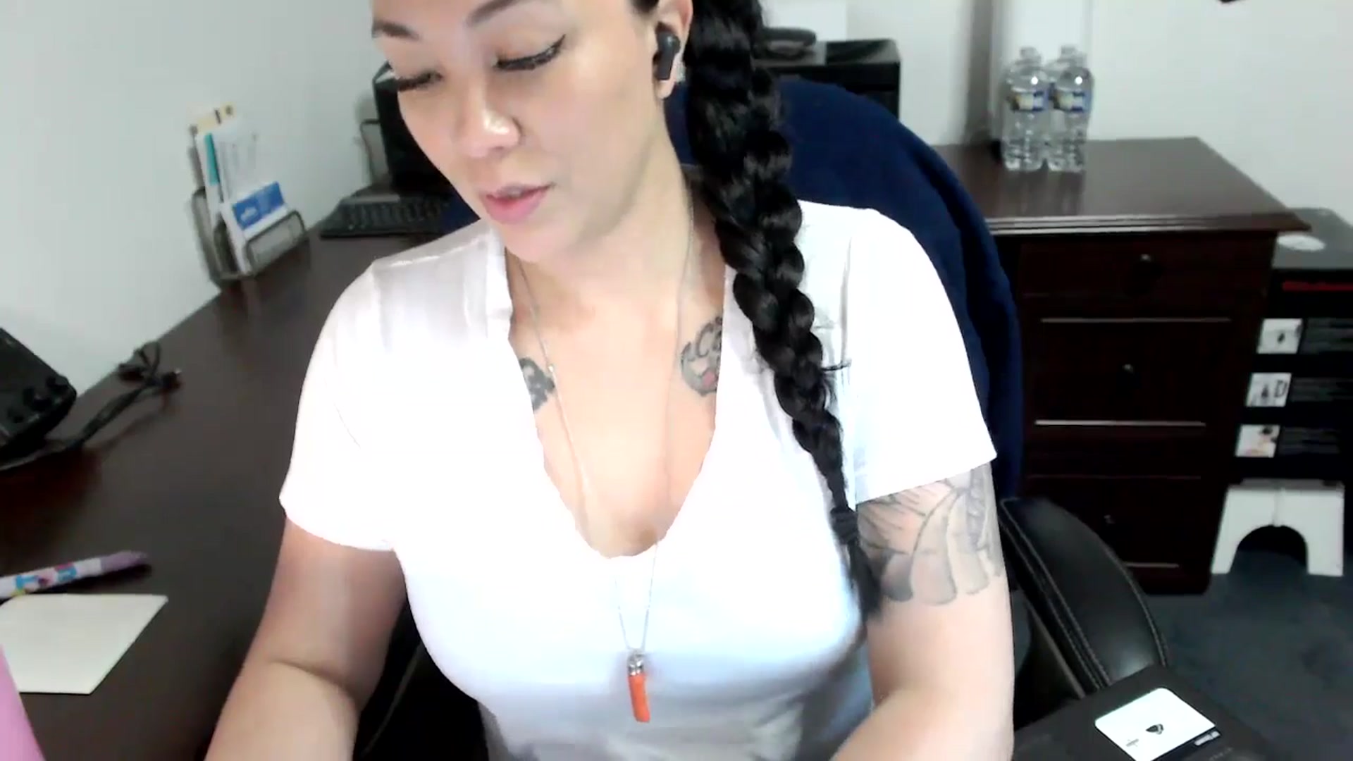 Gallery image thumbnail from MickaylaMoon's myfreecams stream on, 05/08/2024, 15:01 image 15 of 20