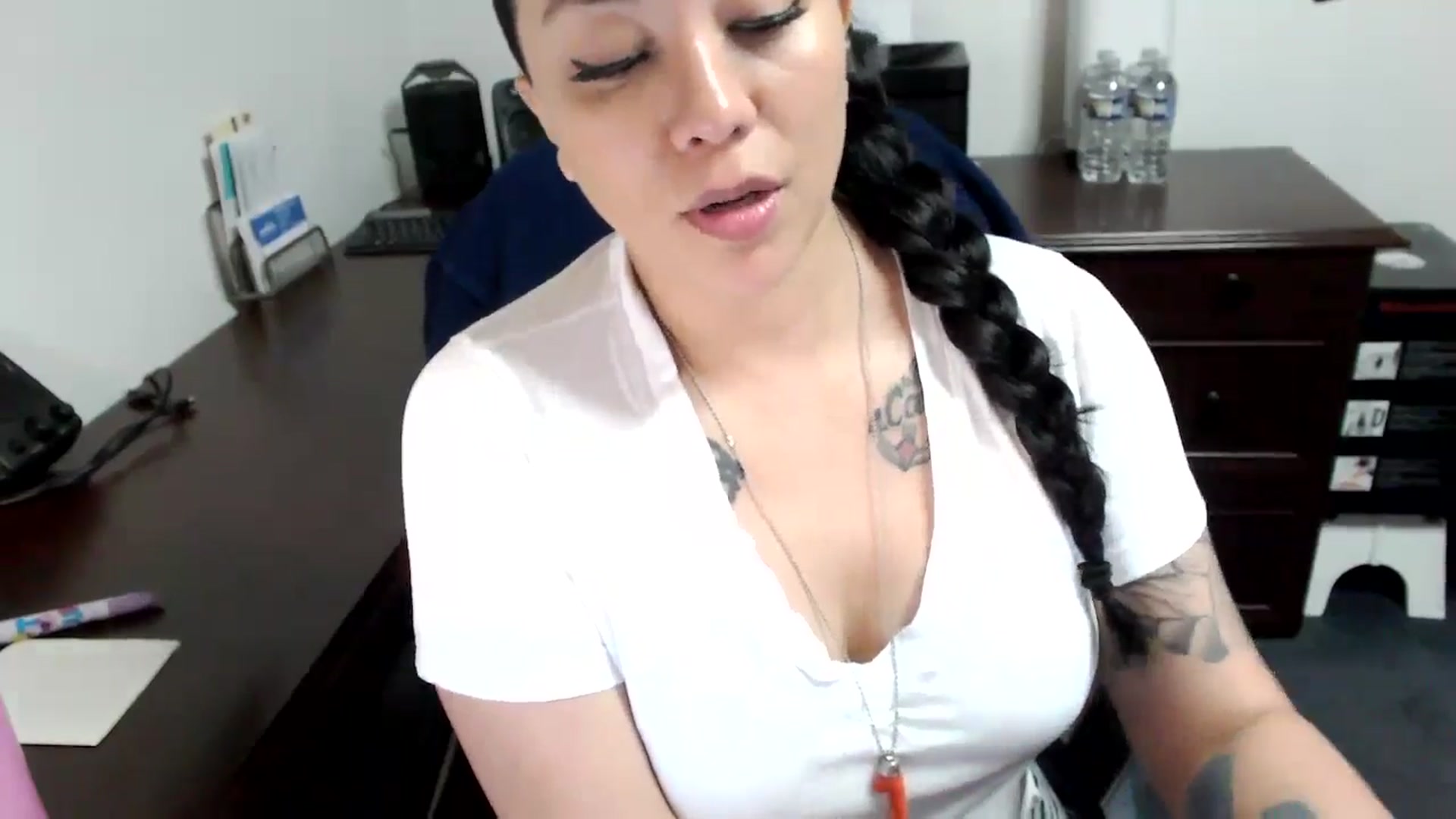 Gallery image thumbnail from MickaylaMoon's myfreecams stream on, 05/08/2024, 15:01 image 14 of 20