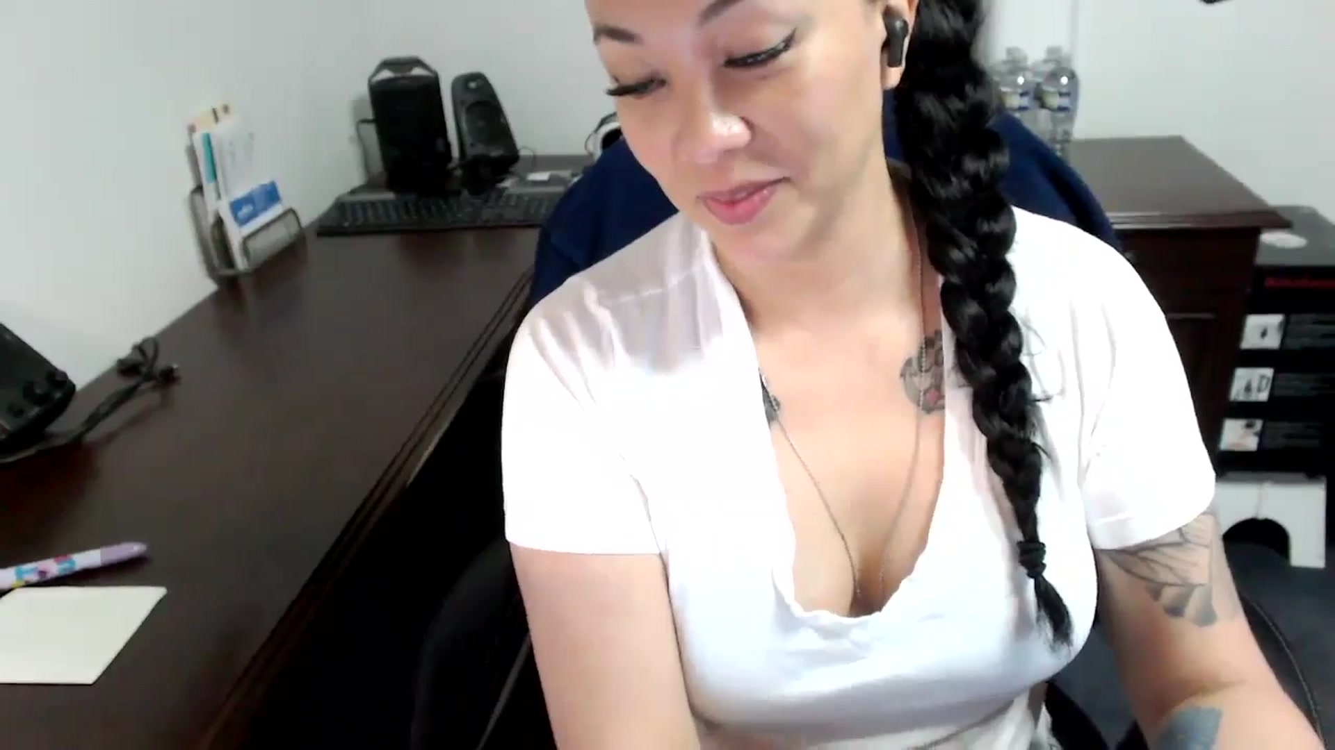 Gallery image thumbnail from MickaylaMoon's myfreecams stream on, 05/08/2024, 15:01 image 10 of 20