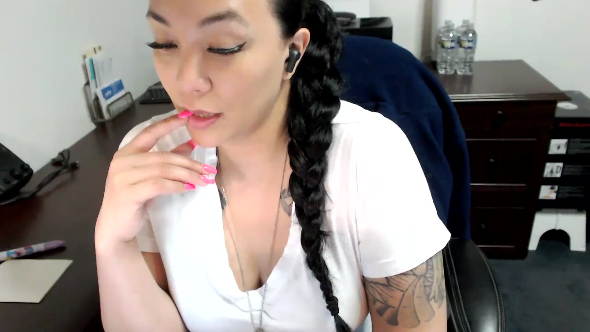 Gallery image thumbnail from MickaylaMoon's myfreecams stream on, 05/08/2024, 15:01 image 18 of 20
