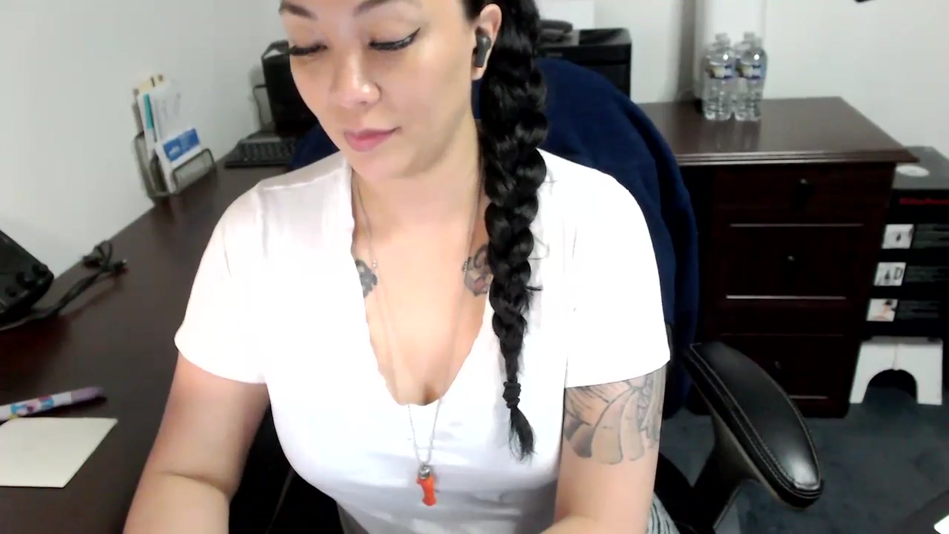 Gallery image thumbnail from MickaylaMoon's myfreecams stream on, 05/08/2024, 15:01 image 17 of 20