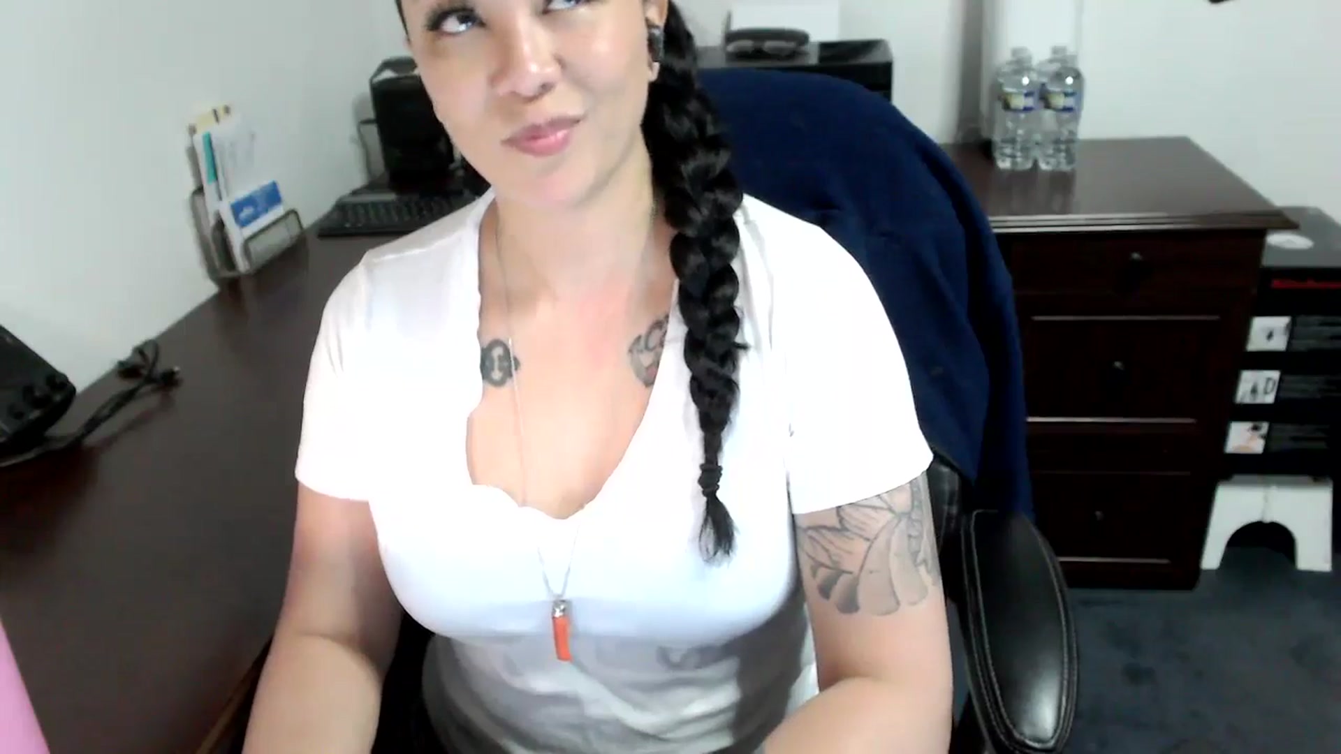 Gallery image thumbnail from MickaylaMoon's myfreecams stream on, 05/08/2024, 15:37 image 16 of 20