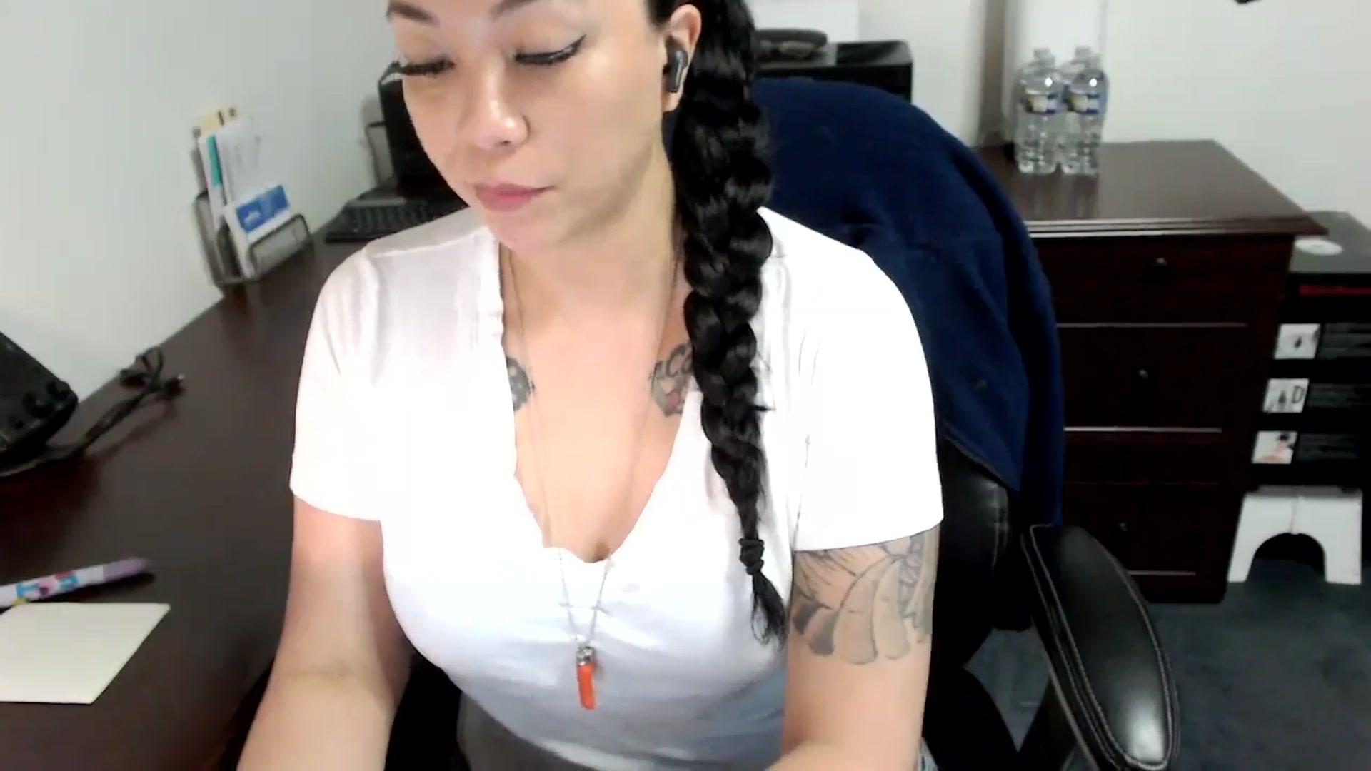 Gallery image thumbnail from MickaylaMoon's myfreecams stream on, 05/08/2024, 15:37 image 3 of 20
