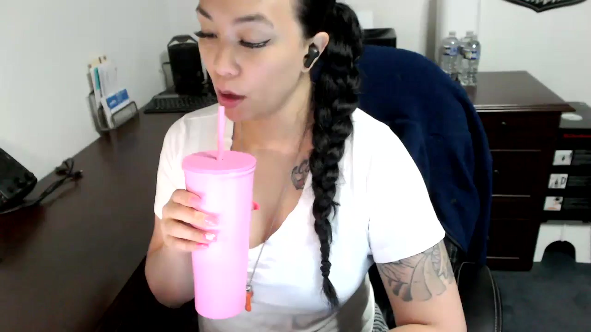 Gallery image thumbnail from MickaylaMoon's myfreecams stream on, 05/08/2024, 16:19 image 4 of 20