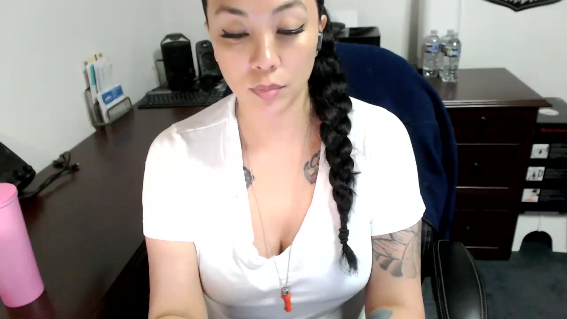 Gallery image thumbnail from MickaylaMoon's myfreecams stream on, 05/08/2024, 16:19 image 6 of 20