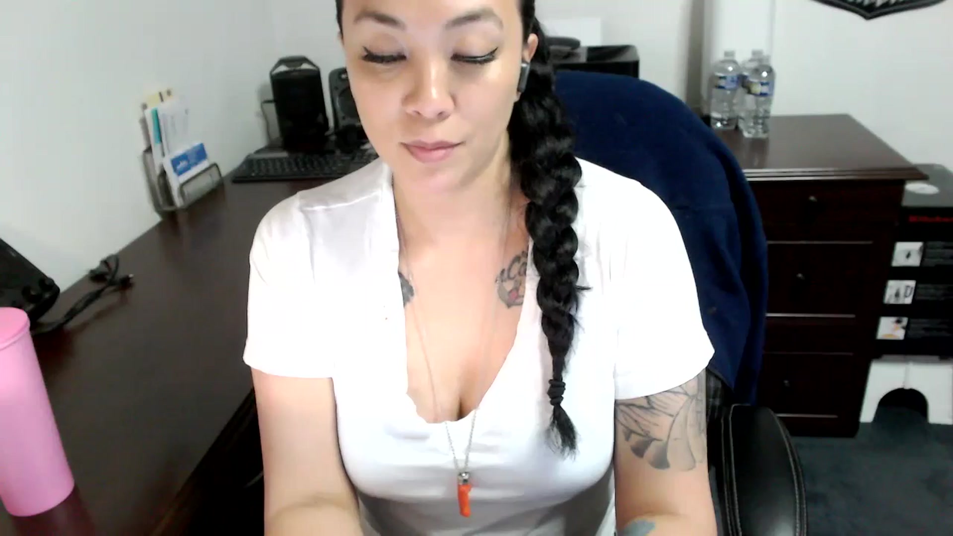 Gallery image thumbnail from MickaylaMoon's myfreecams stream on, 05/08/2024, 16:19 image 10 of 20