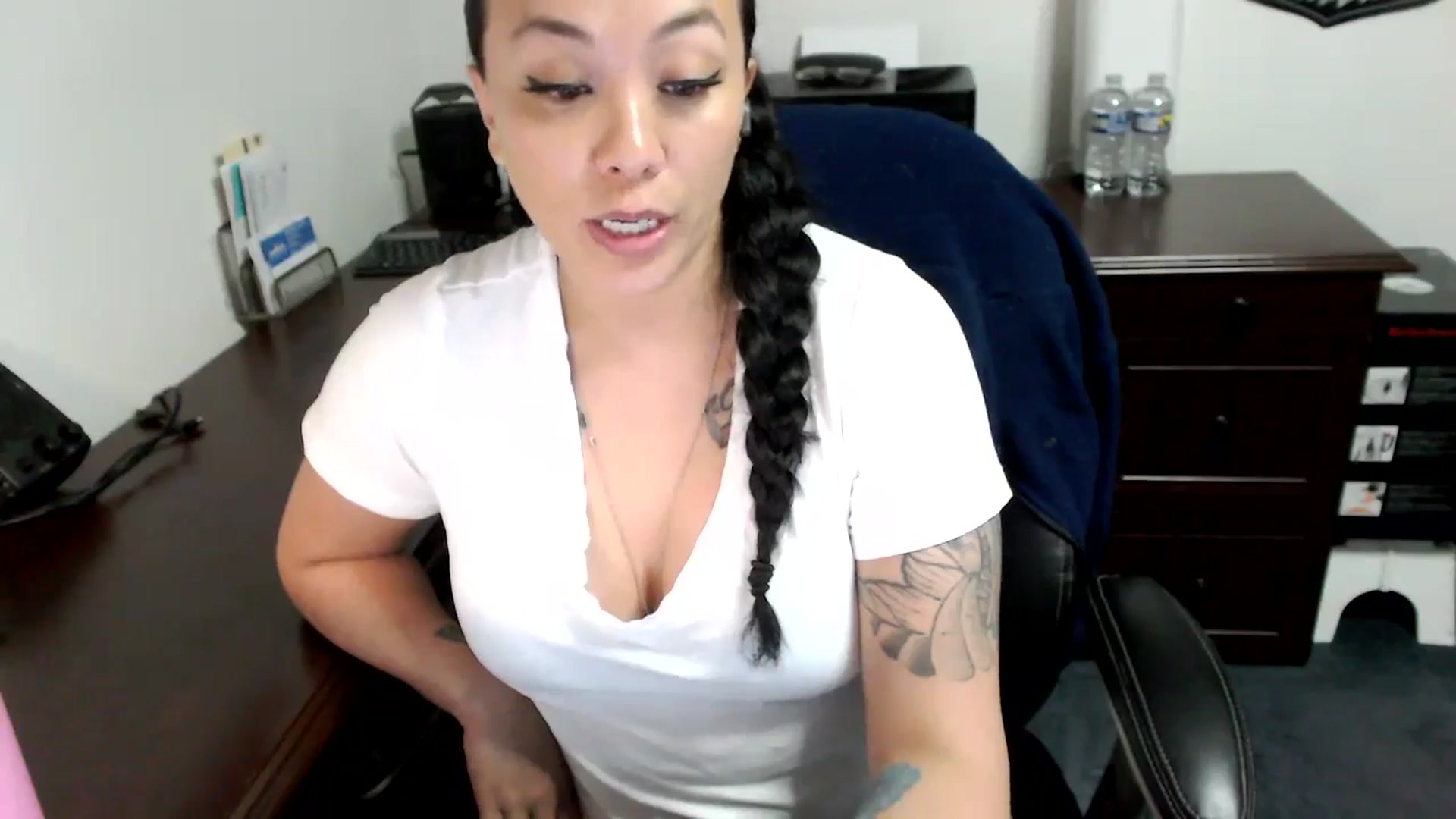 Gallery image thumbnail from MickaylaMoon's myfreecams stream on, 05/08/2024, 16:54 image 16 of 20