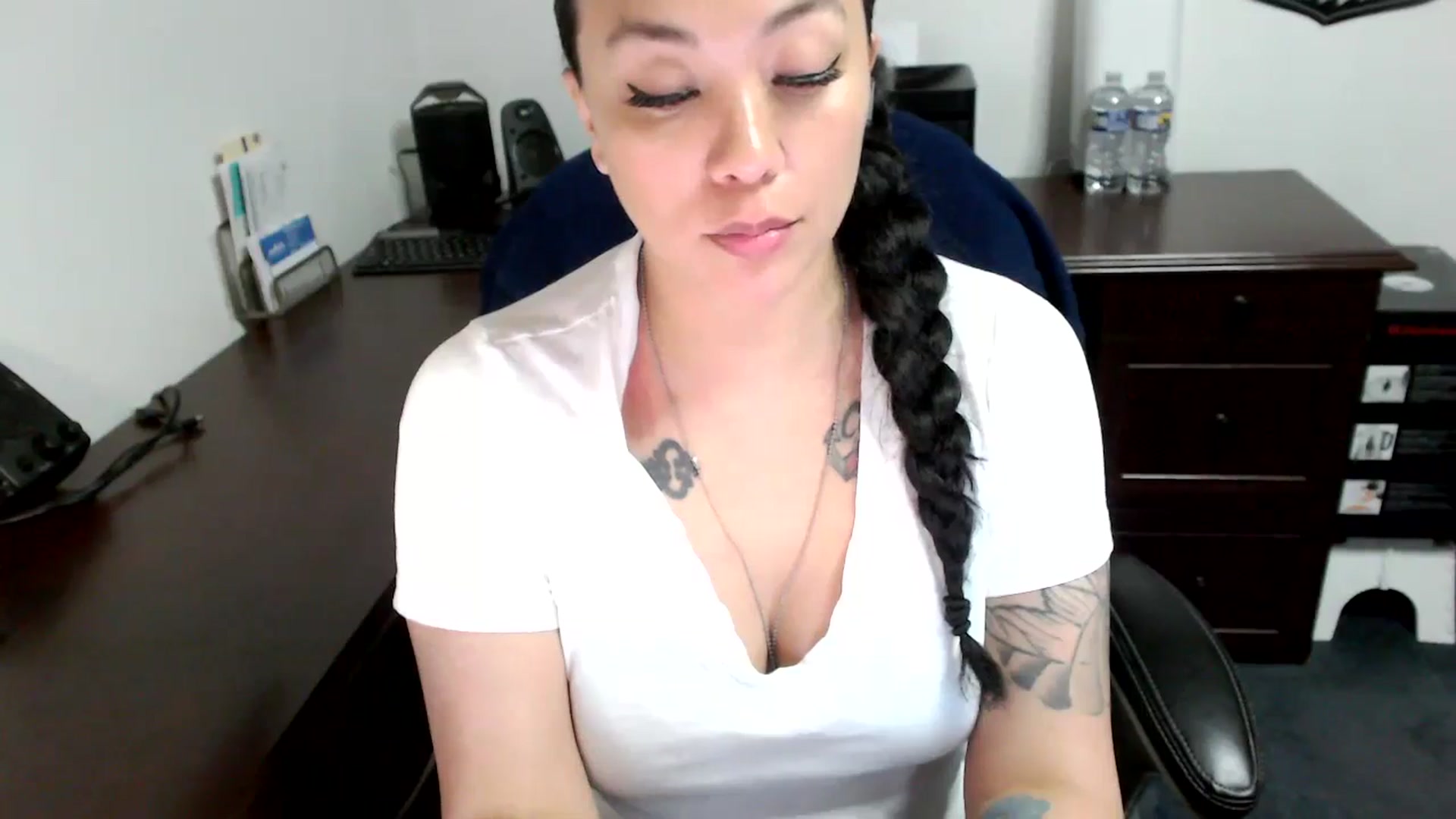 Gallery image thumbnail from MickaylaMoon's myfreecams stream on, 05/08/2024, 19:20 image 13 of 20