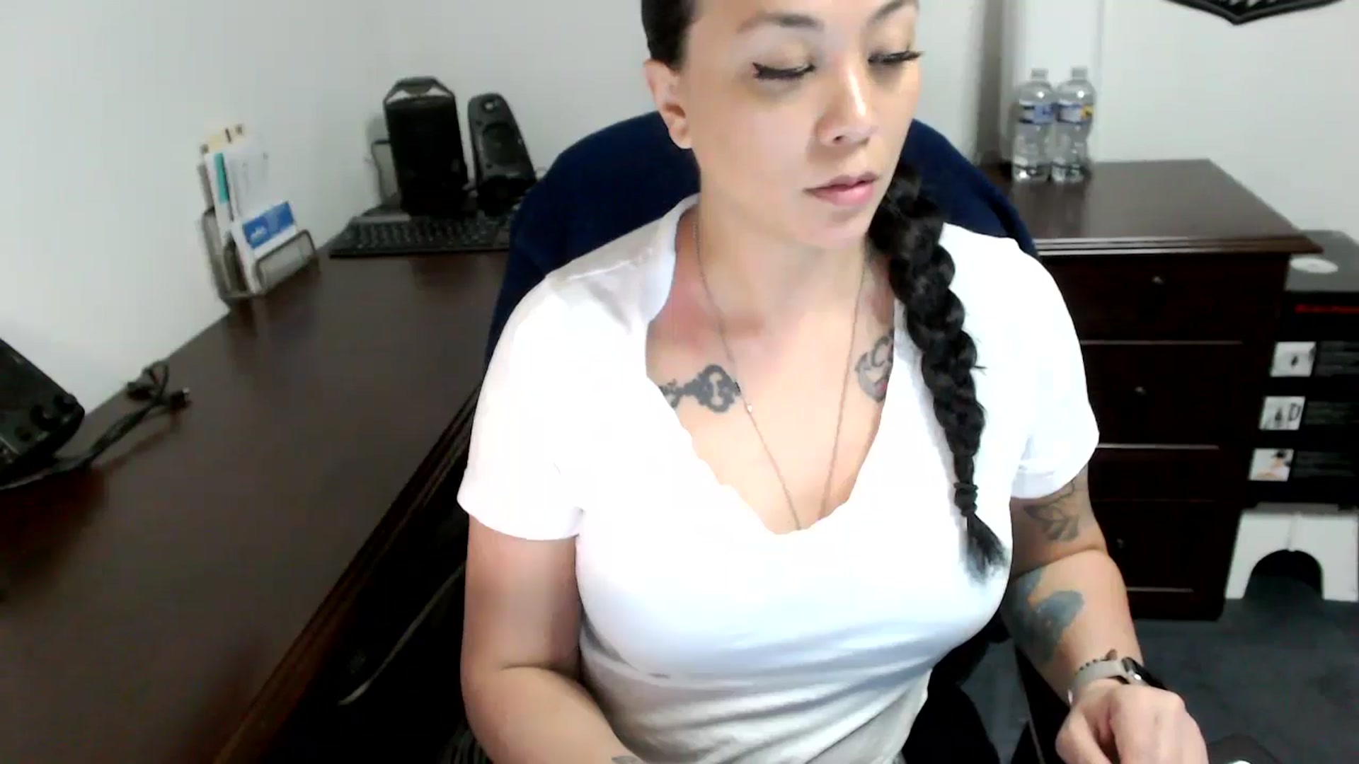 Gallery image thumbnail from MickaylaMoon's myfreecams stream on, 05/08/2024, 19:20 image 12 of 20