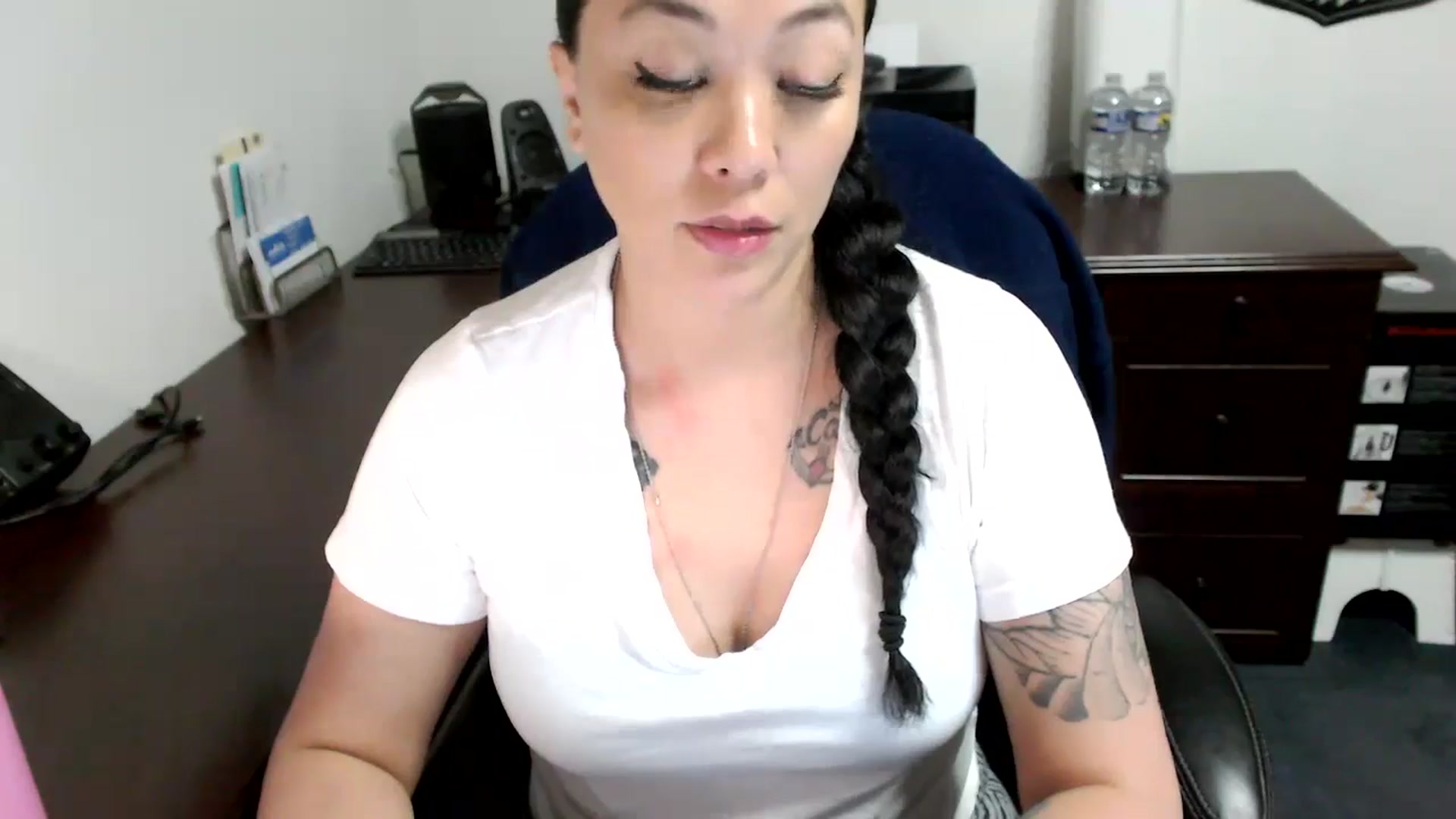 Gallery image thumbnail from MickaylaMoon's myfreecams stream on, 05/08/2024, 19:20 image 7 of 20