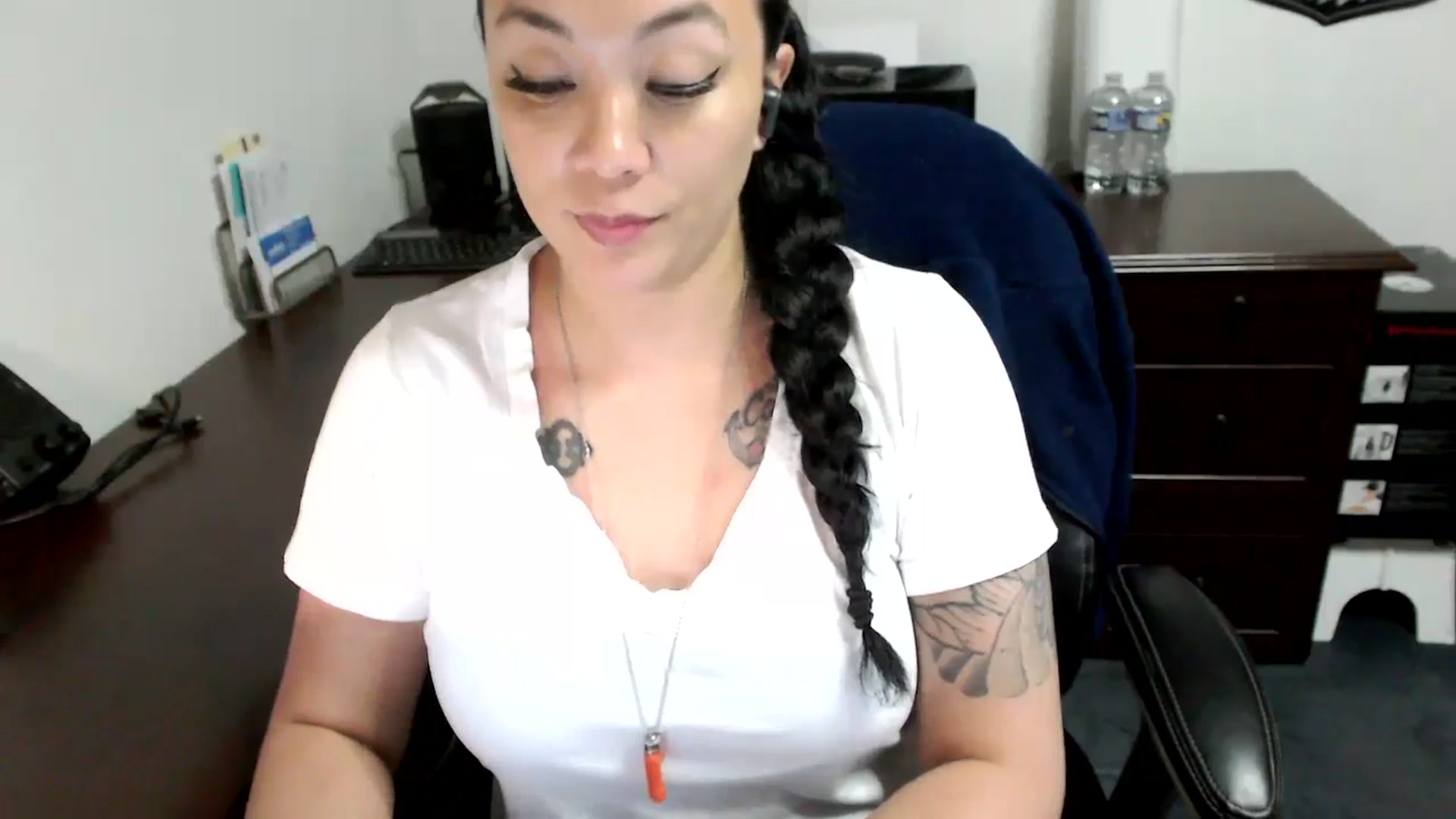 Gallery image thumbnail from MickaylaMoon's myfreecams stream on, 05/08/2024, 19:20 image 15 of 20
