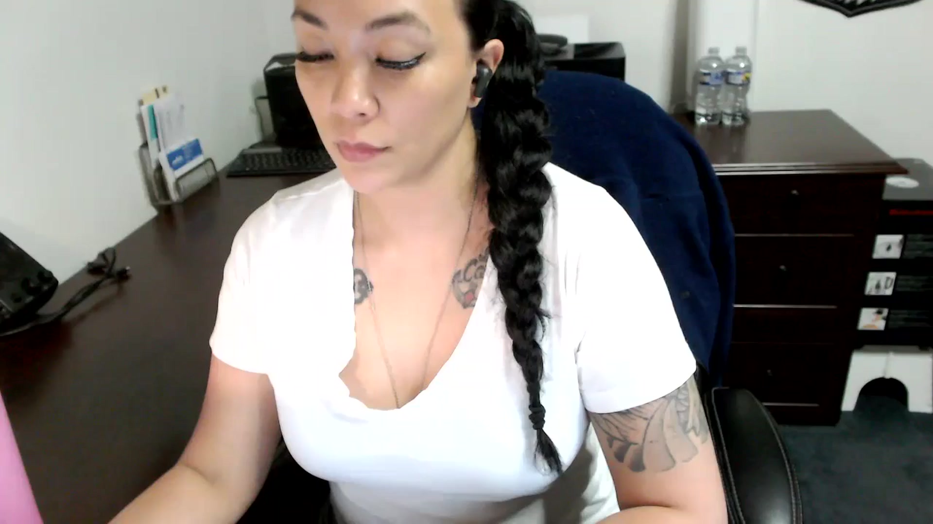 Gallery image thumbnail from MickaylaMoon's myfreecams stream on, 05/08/2024, 19:20 image 1 of 20