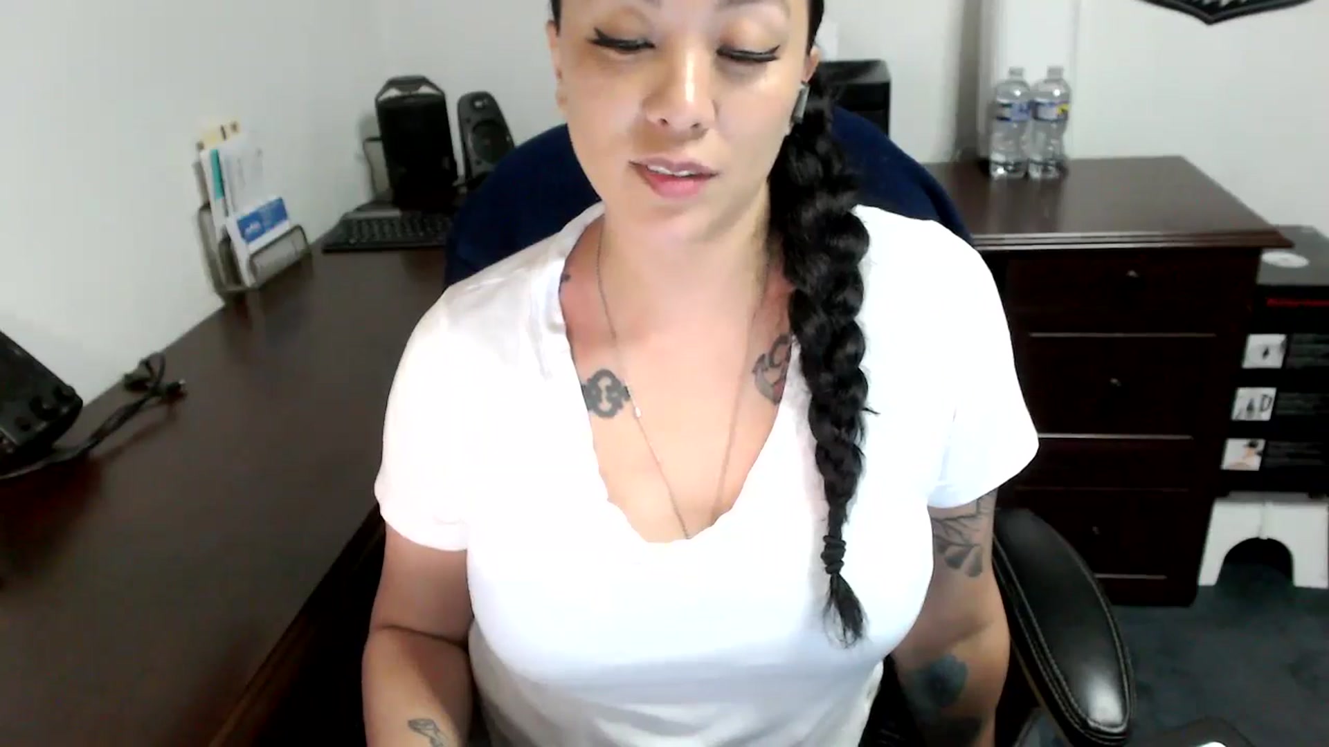 Gallery image thumbnail from MickaylaMoon's myfreecams stream on, 05/08/2024, 19:20 image 11 of 20