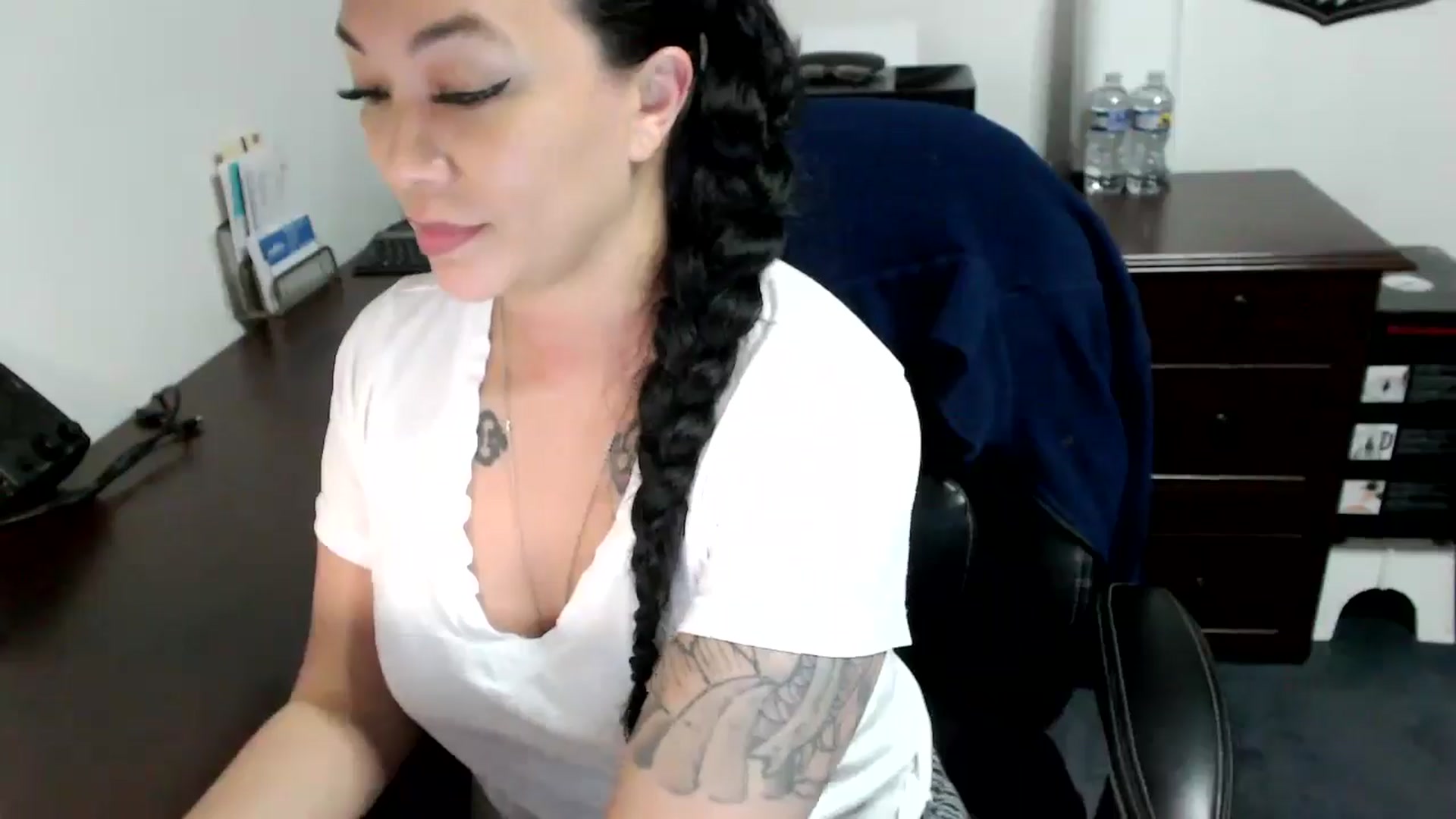 Gallery image thumbnail from MickaylaMoon's myfreecams stream on, 05/08/2024, 19:51 image 4 of 20