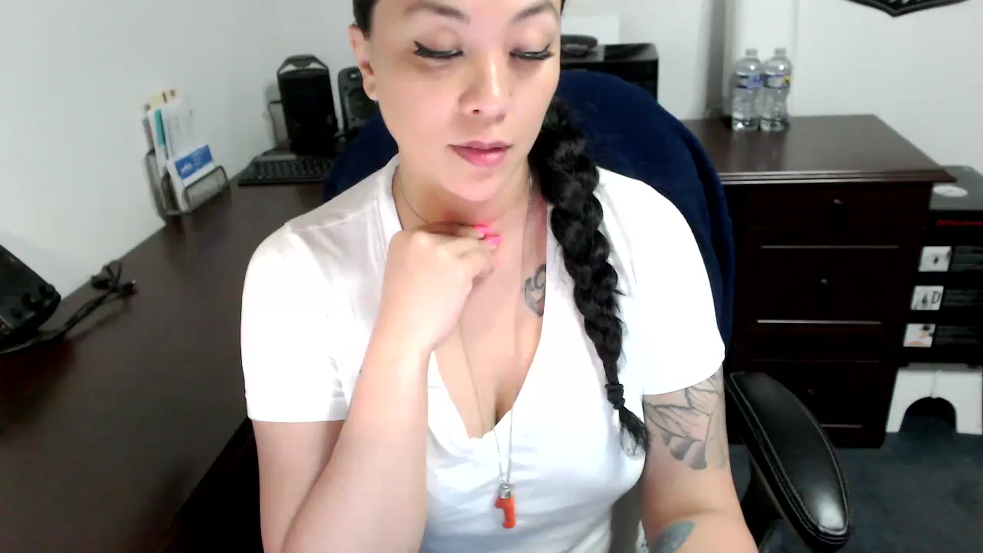 Gallery image thumbnail from MickaylaMoon's myfreecams stream on, 05/08/2024, 19:51 image 1 of 20