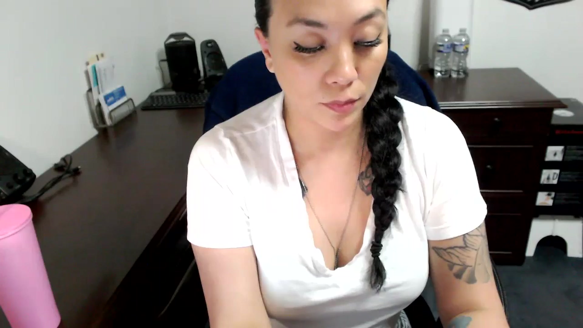 Gallery image thumbnail from MickaylaMoon's myfreecams stream on, 05/08/2024, 20:40 image 18 of 20