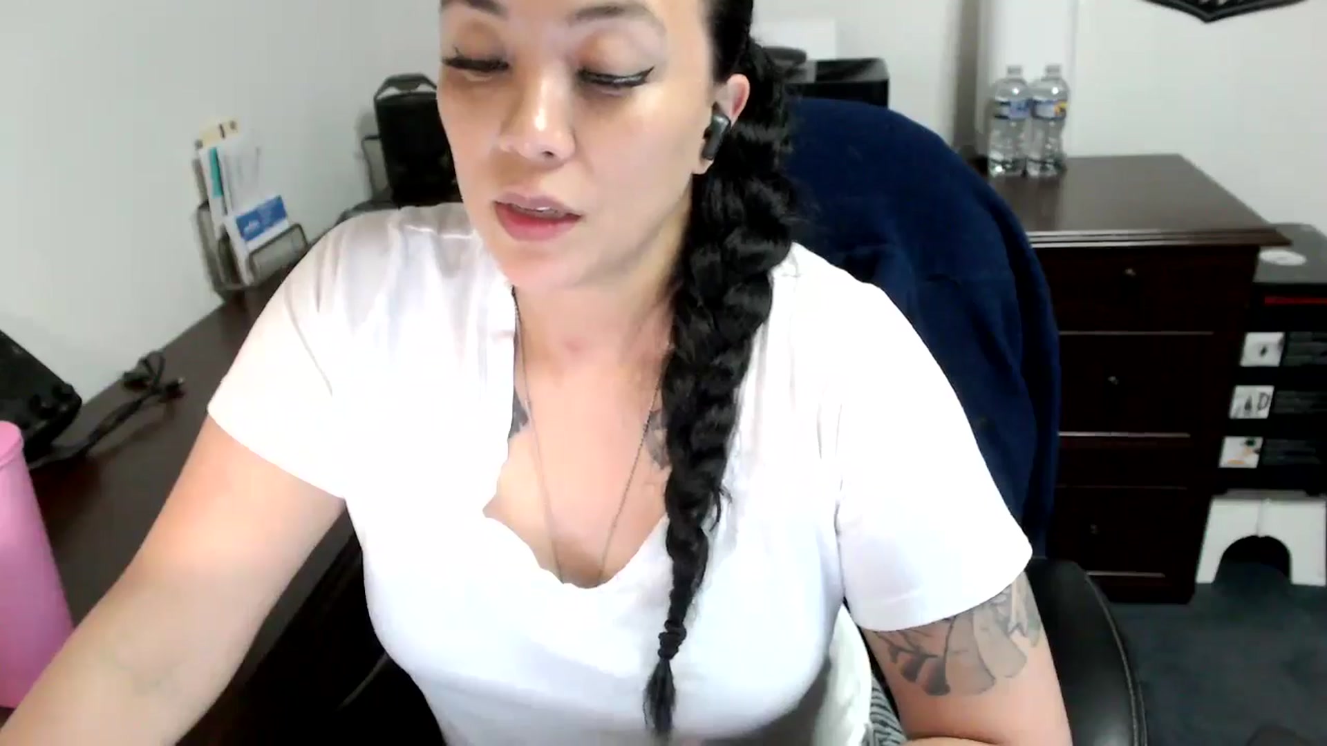 Gallery image thumbnail from MickaylaMoon's myfreecams stream on, 05/08/2024, 20:40 image 7 of 20