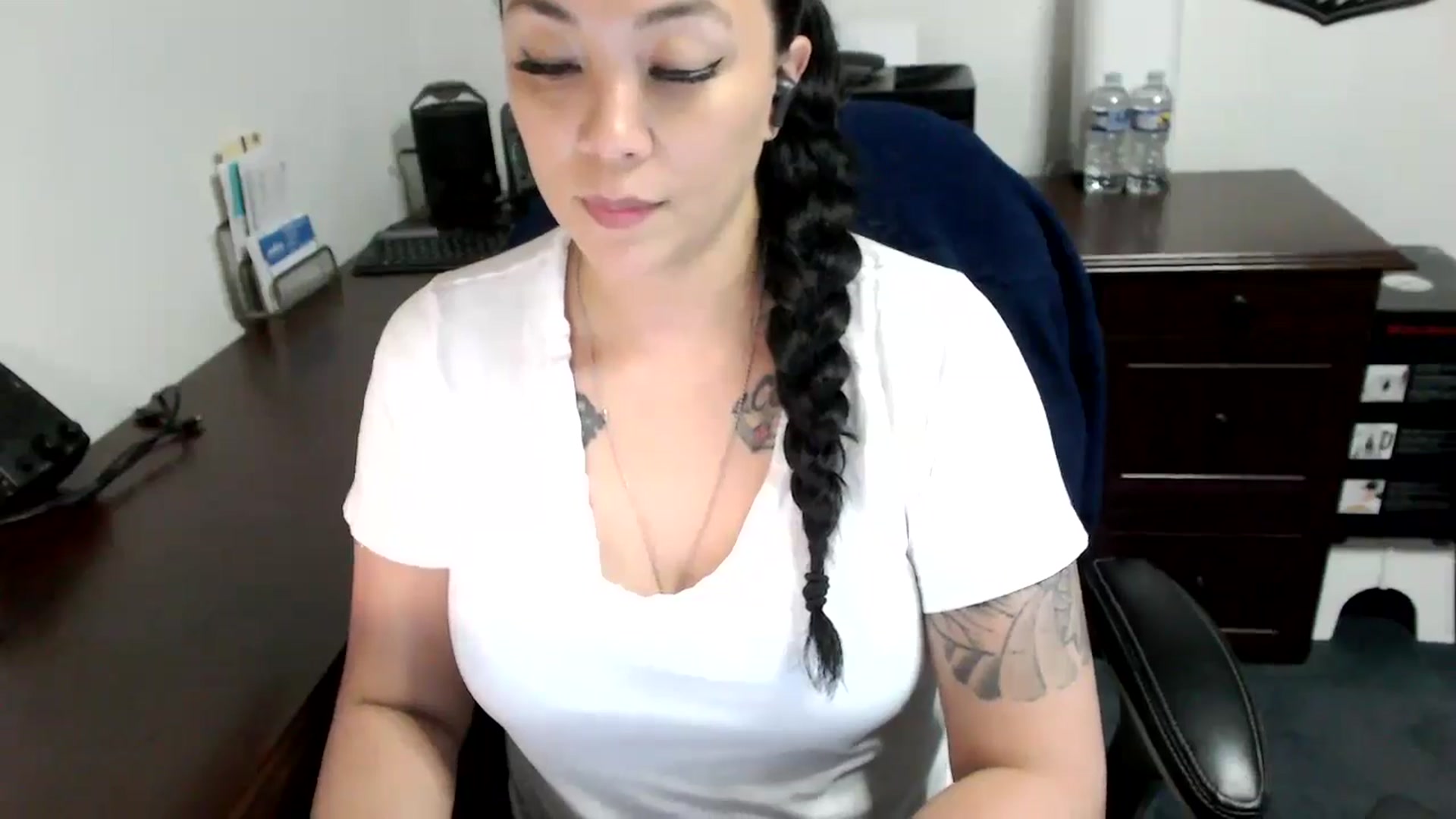 Gallery image thumbnail from MickaylaMoon's myfreecams stream on, 05/08/2024, 20:40 image 16 of 20