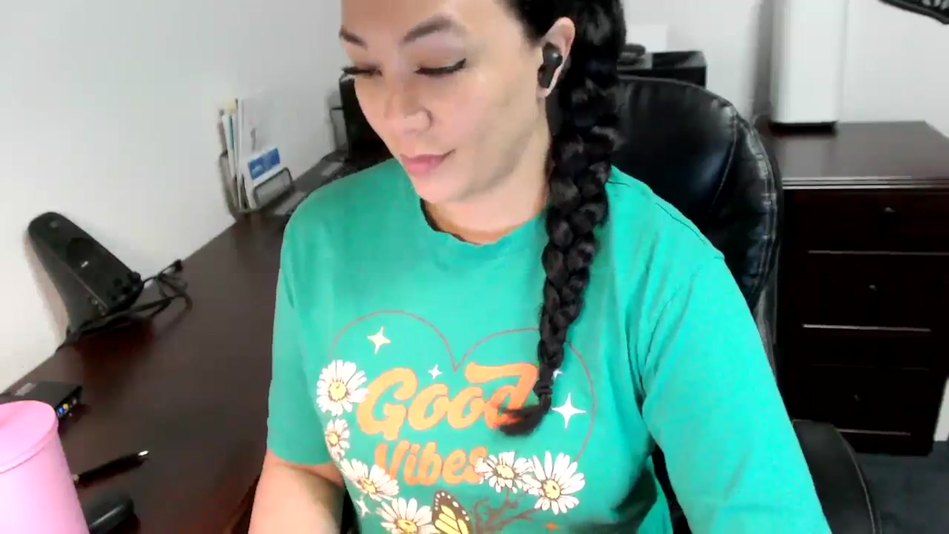 Gallery image thumbnail from MickaylaMoon's myfreecams stream on, 05/09/2024, 16:23 image 18 of 20
