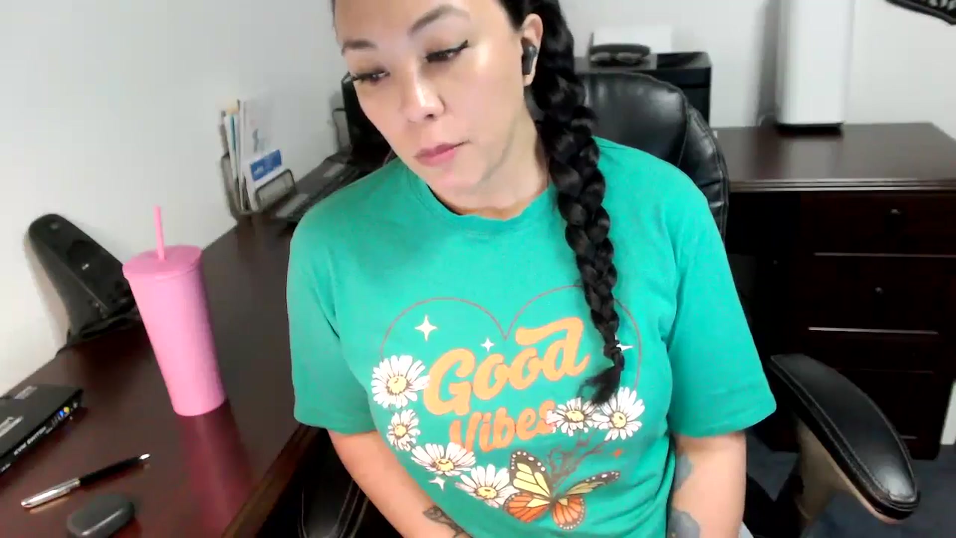 Gallery image thumbnail from MickaylaMoon's myfreecams stream on, 05/09/2024, 16:23 image 16 of 20