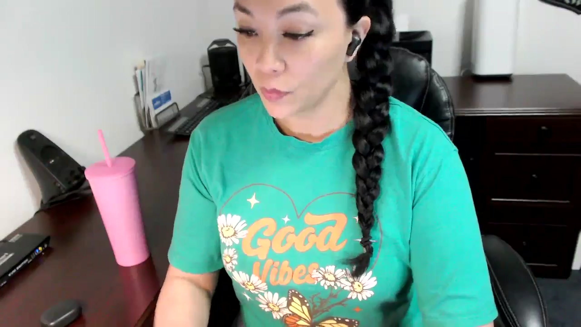 Gallery image thumbnail from MickaylaMoon's myfreecams stream on, 05/09/2024, 16:23 image 14 of 20
